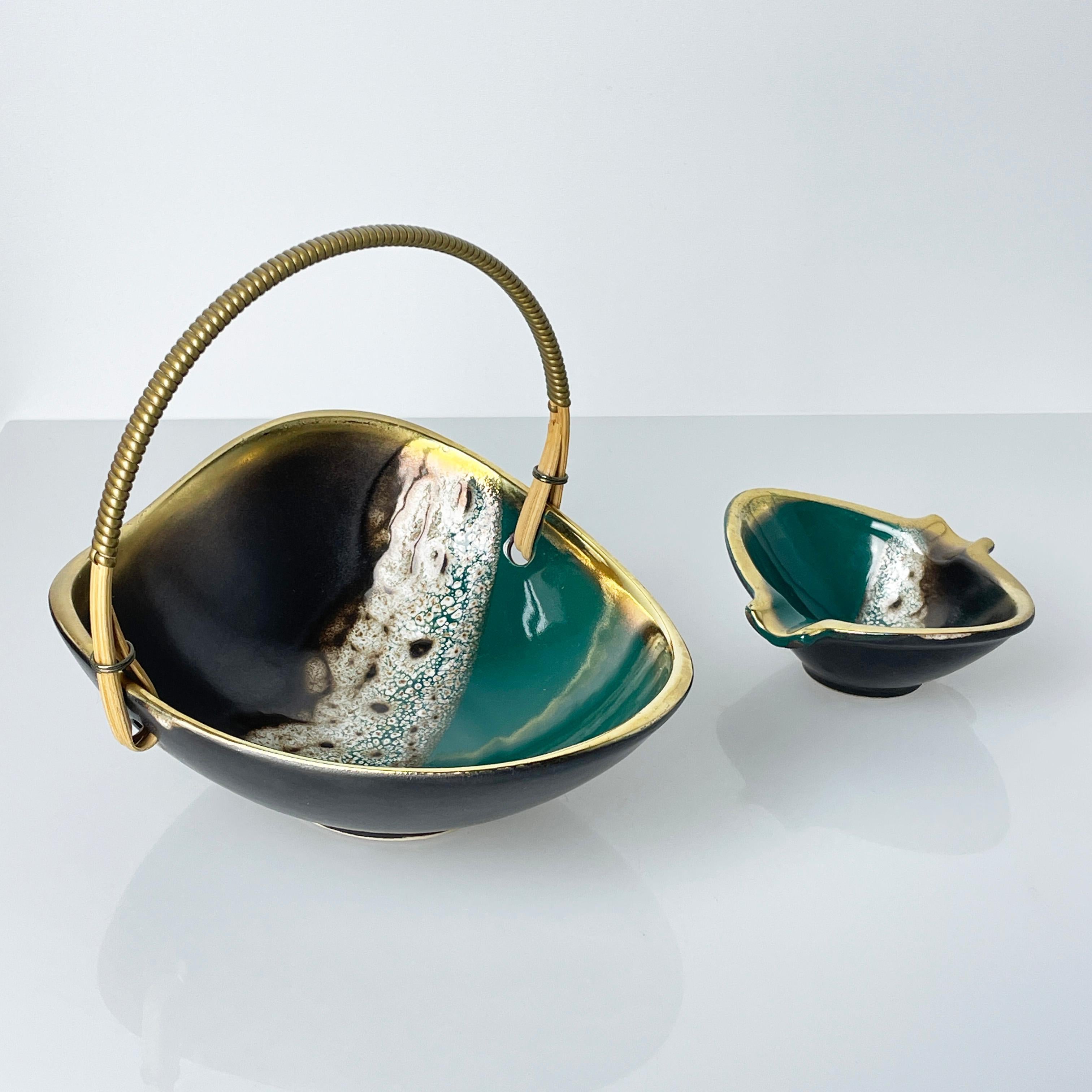 Bol en céramique du milieu du siècle (idéal comme porte-boîte d'allumettes) et cendrier assorti, vers 1960. Couleur interne vert émeraude, marron, or et blanc. Couleur extérieure noire.
Dimensions : Largeur : 28cm  Hauteur : 16cm
Excellent état,