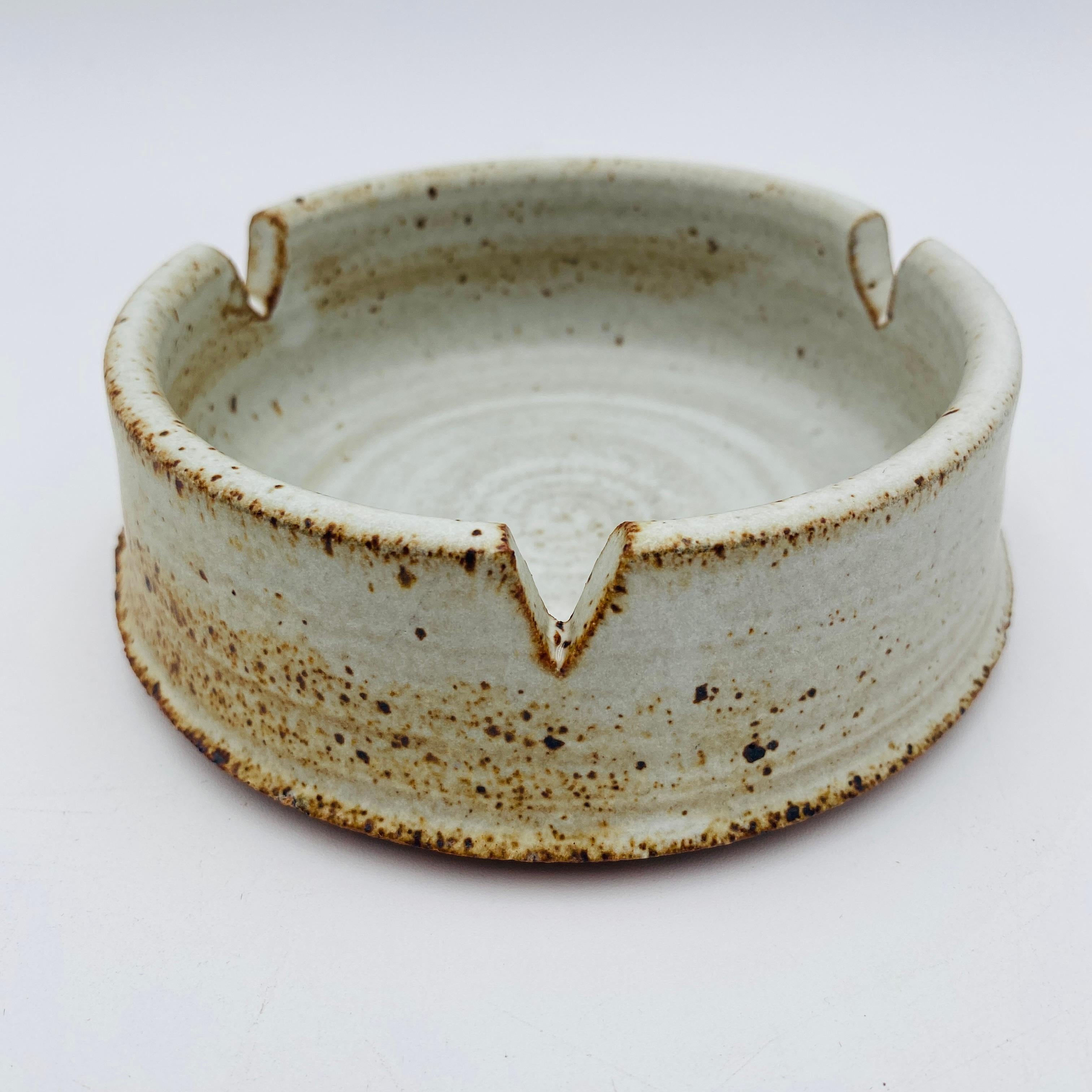 Mid-Century Modern Cendrier en céramique du milieu du siècle signé 1960 en vente