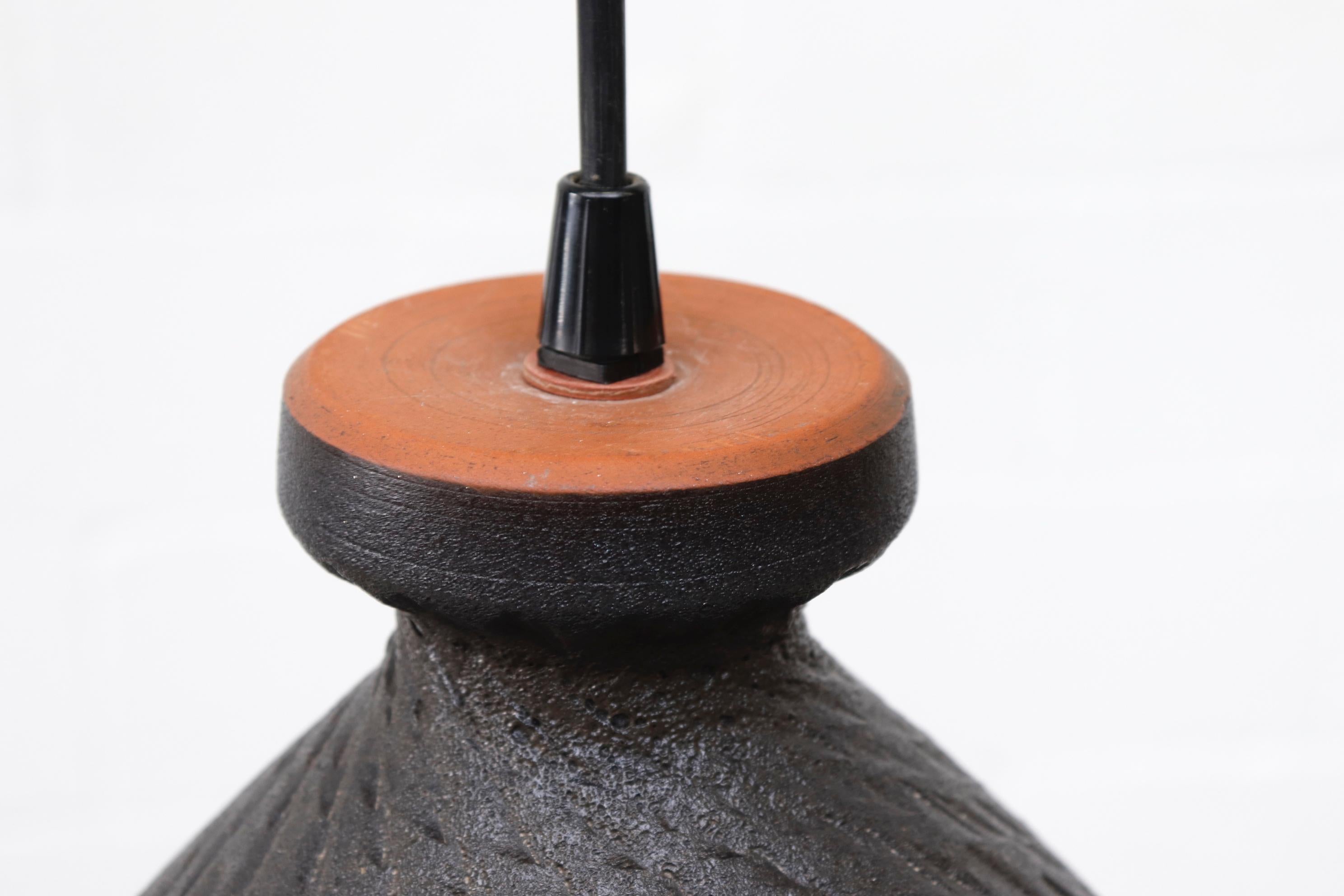 Lampe pendante en forme de cloche en céramique du milieu du siècle, rouge et grise, émaillée à la lave, avec découpes en vente 3