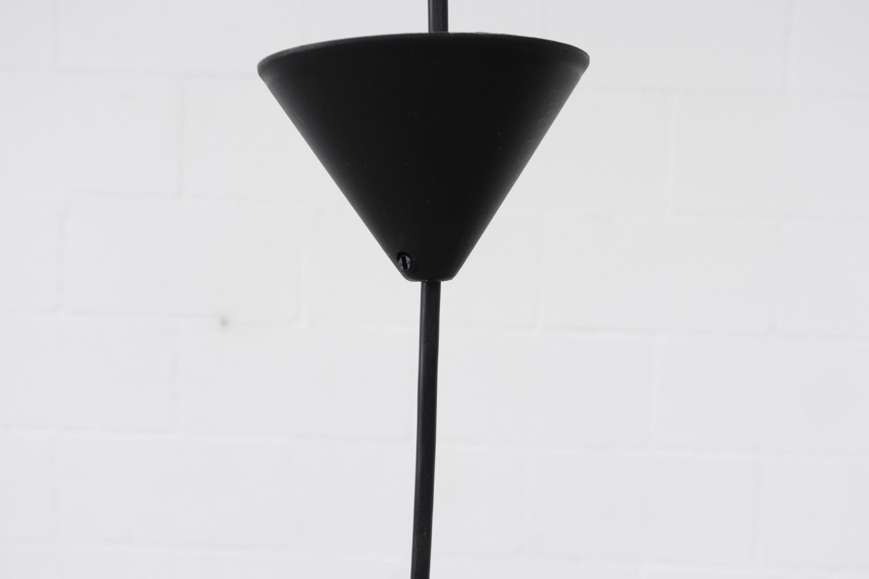 Lampe pendante en forme de cloche en céramique du milieu du siècle, rouge et grise, émaillée à la lave, avec découpes en vente 5