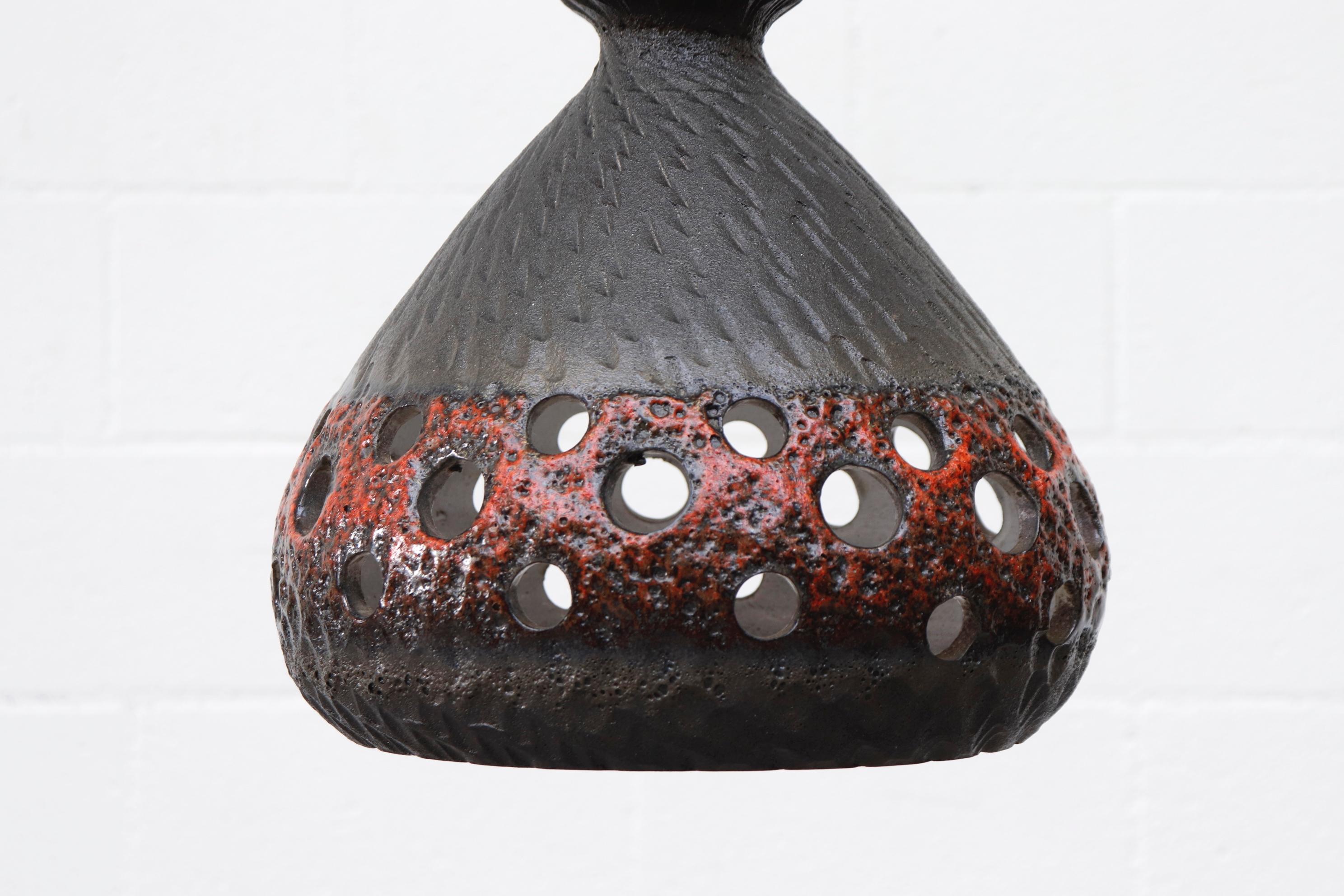 Mid-Century Modern Lampe pendante en forme de cloche en céramique du milieu du siècle, rouge et grise, émaillée à la lave, avec découpes en vente