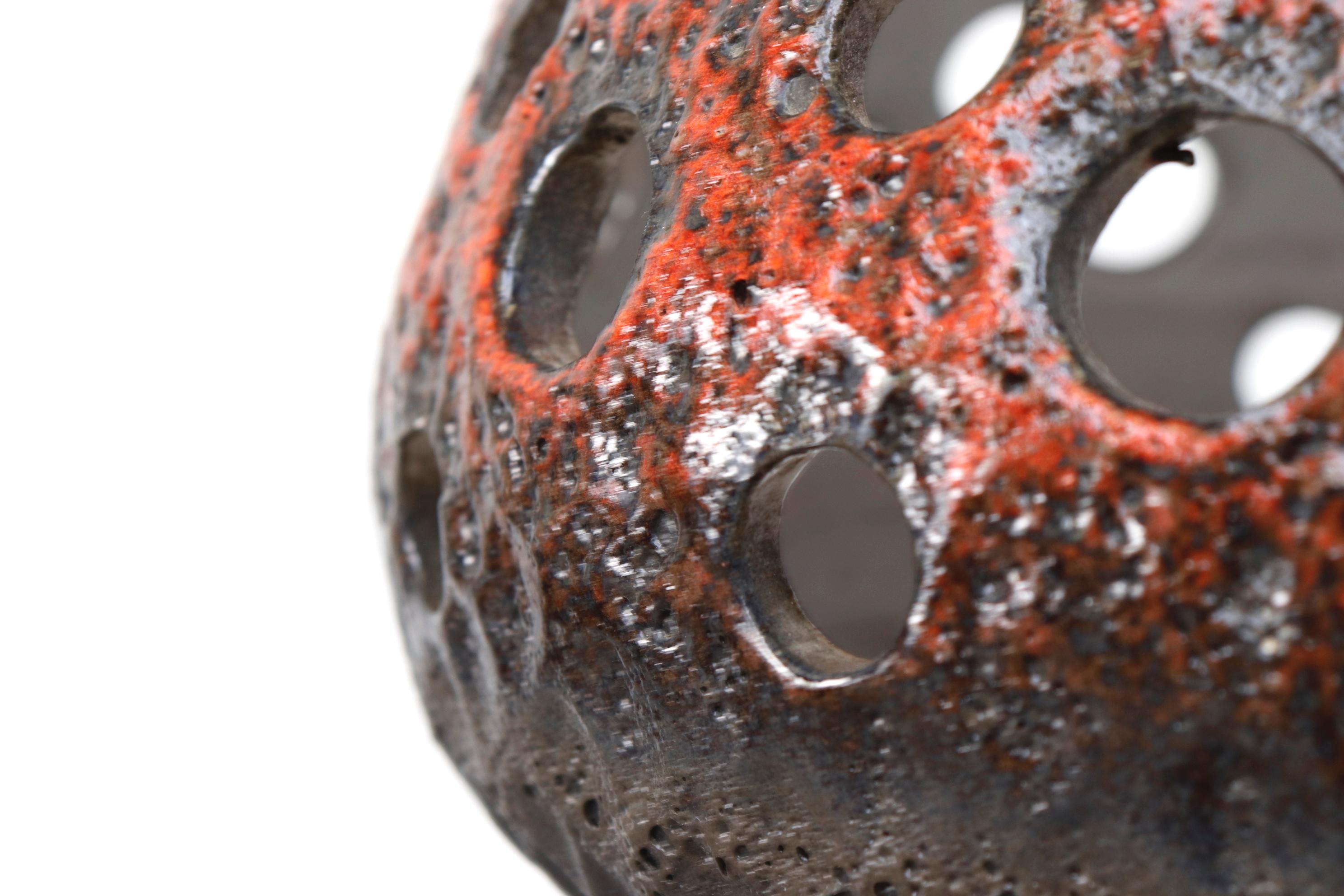 Céramique Lampe pendante en forme de cloche en céramique du milieu du siècle, rouge et grise, émaillée à la lave, avec découpes en vente