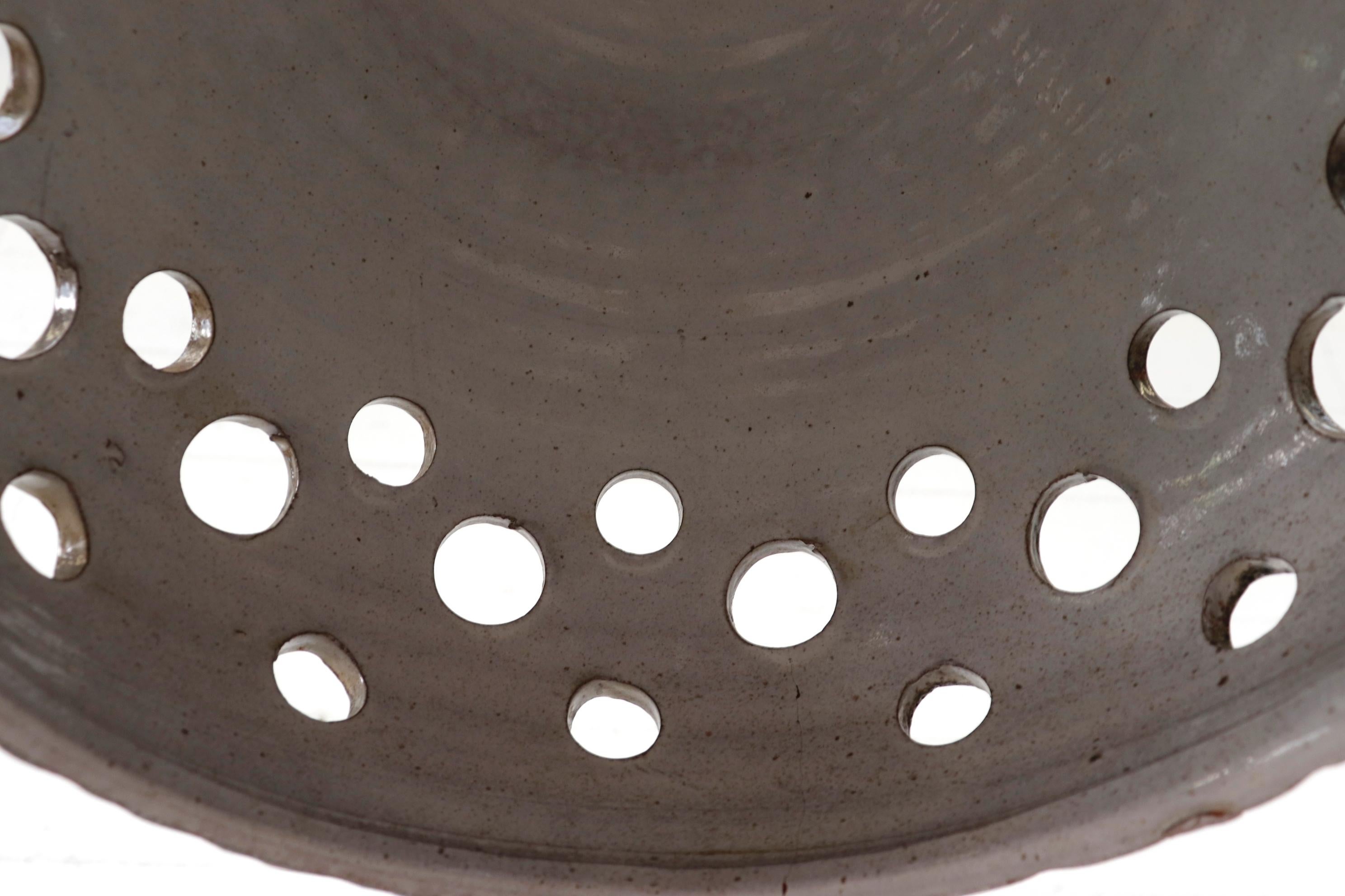 Lampe pendante en forme de cloche en céramique du milieu du siècle, rouge et grise, émaillée à la lave, avec découpes en vente 2
