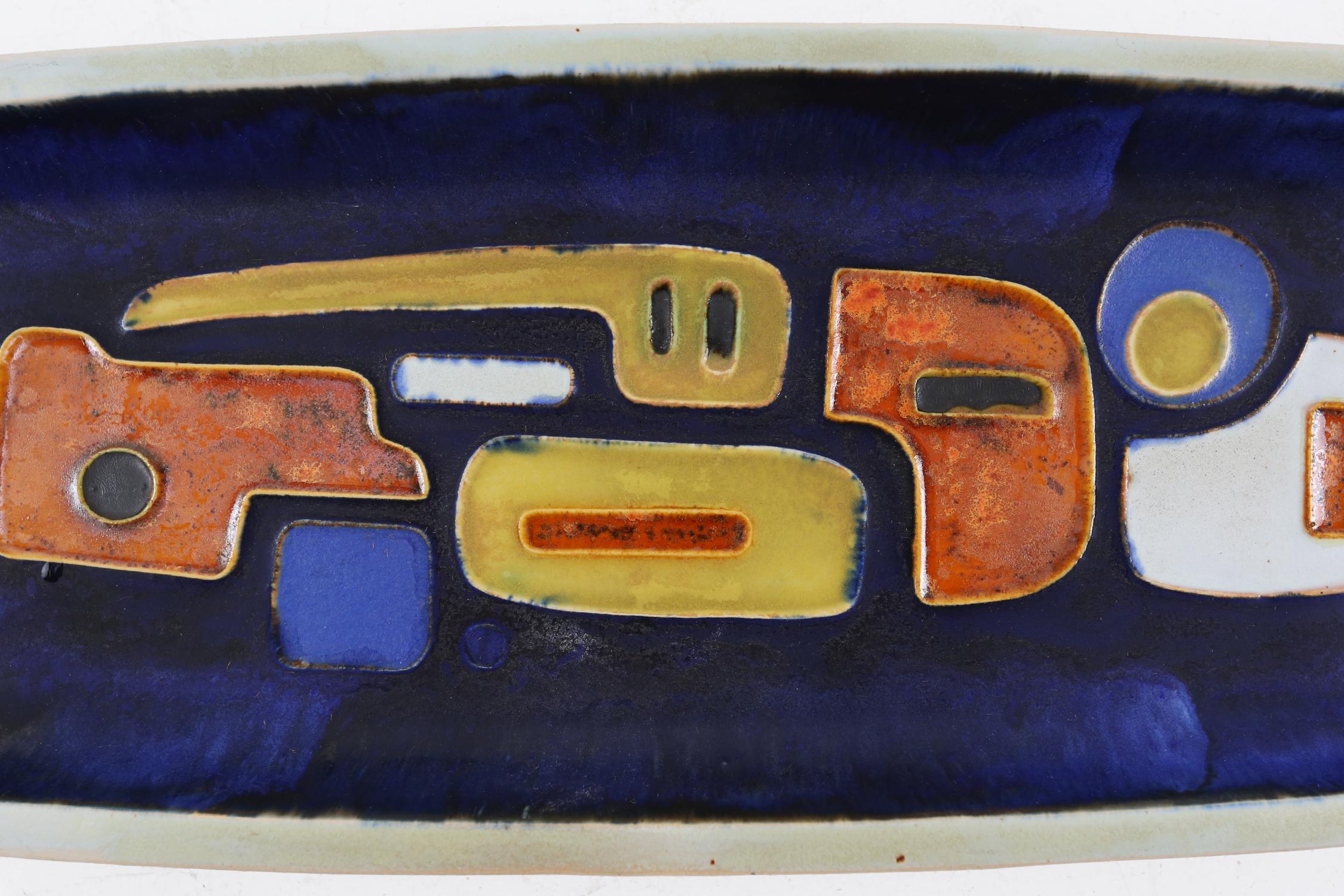 Bol en céramique du milieu du siècle, fabriqué vers 1960. Avec une belle couleur bleue et un dessin abstrait au milieu.