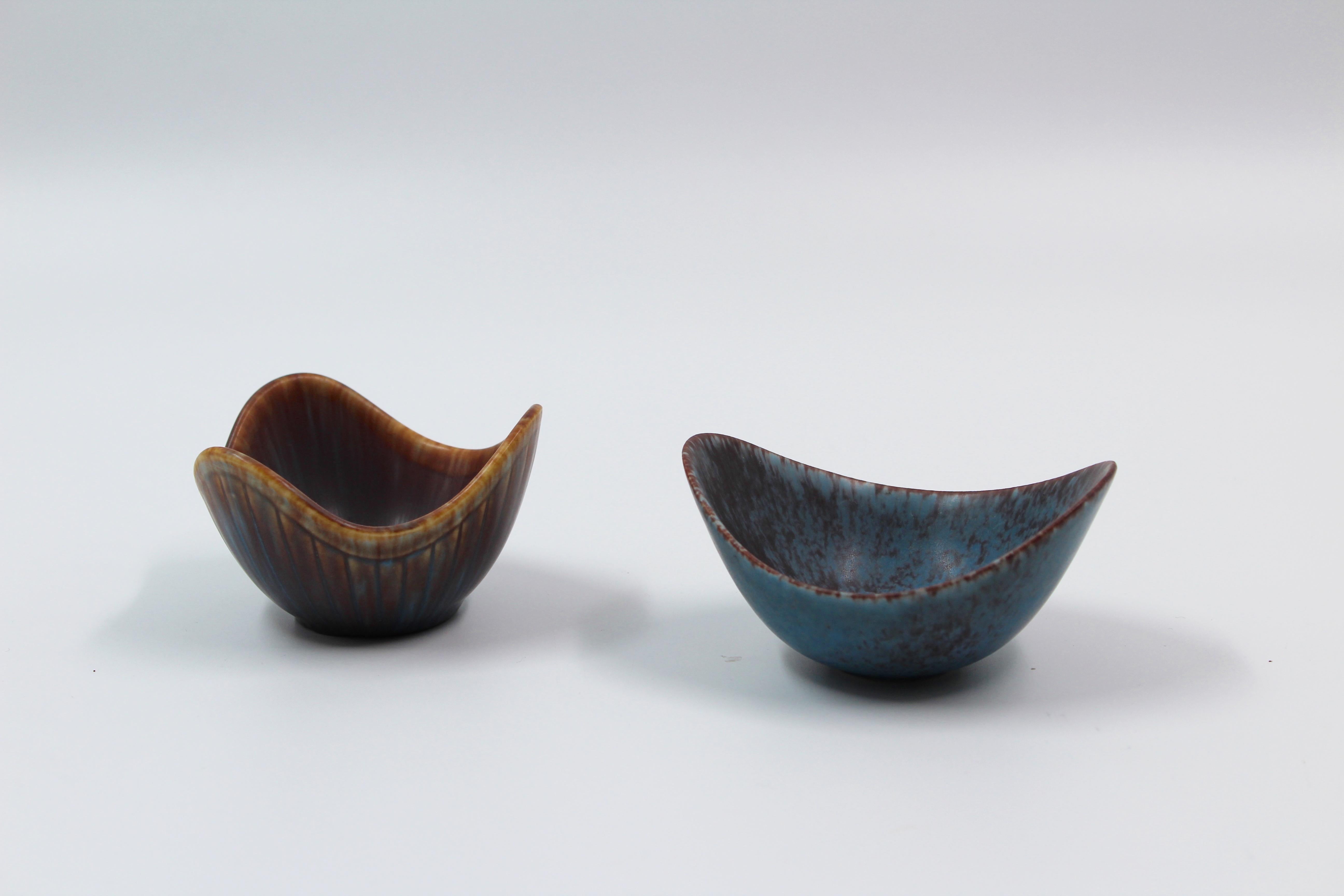 A set of two small ceramic bowls designed by Swedish potter Gunnar Nylund in the 1950s. Two different but equally beautiful glazes. Very good vintage condition.
