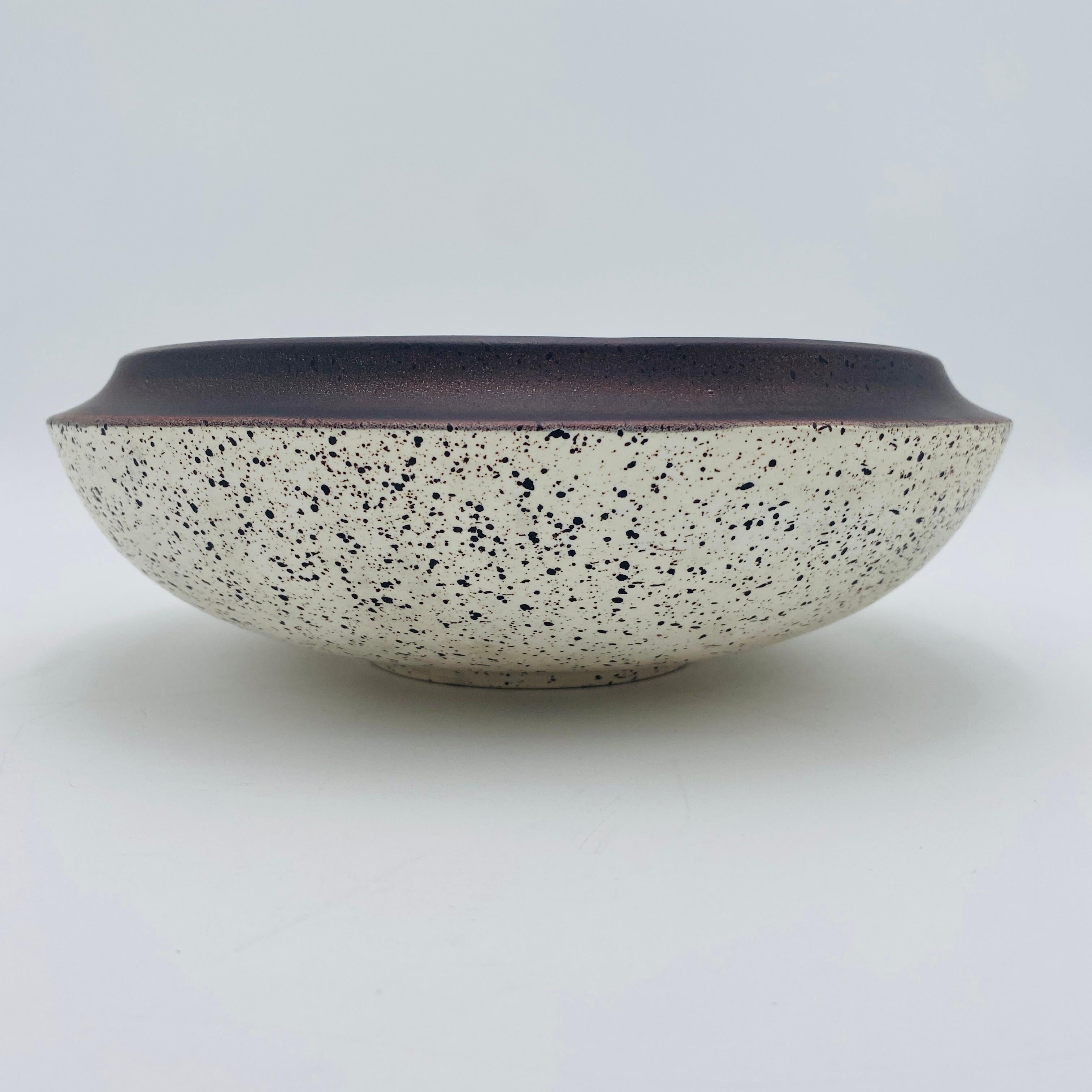 Si tratta di una splendida ciotola in ceramica della metà del secolo scorso, realizzata e smaltata a mano negli anni '40. La parte inferiore è firmata HEATH in tutti i CAP (non attribuita a Edith Heath). L'archivista di Heath ritiene che Edith Heath