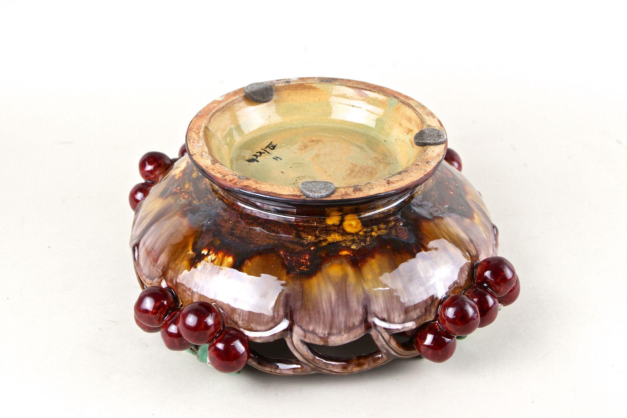 Bol en céramique du milieu du siècle avec cerises de St. Peter Ceramic, vers 1960 en vente 2