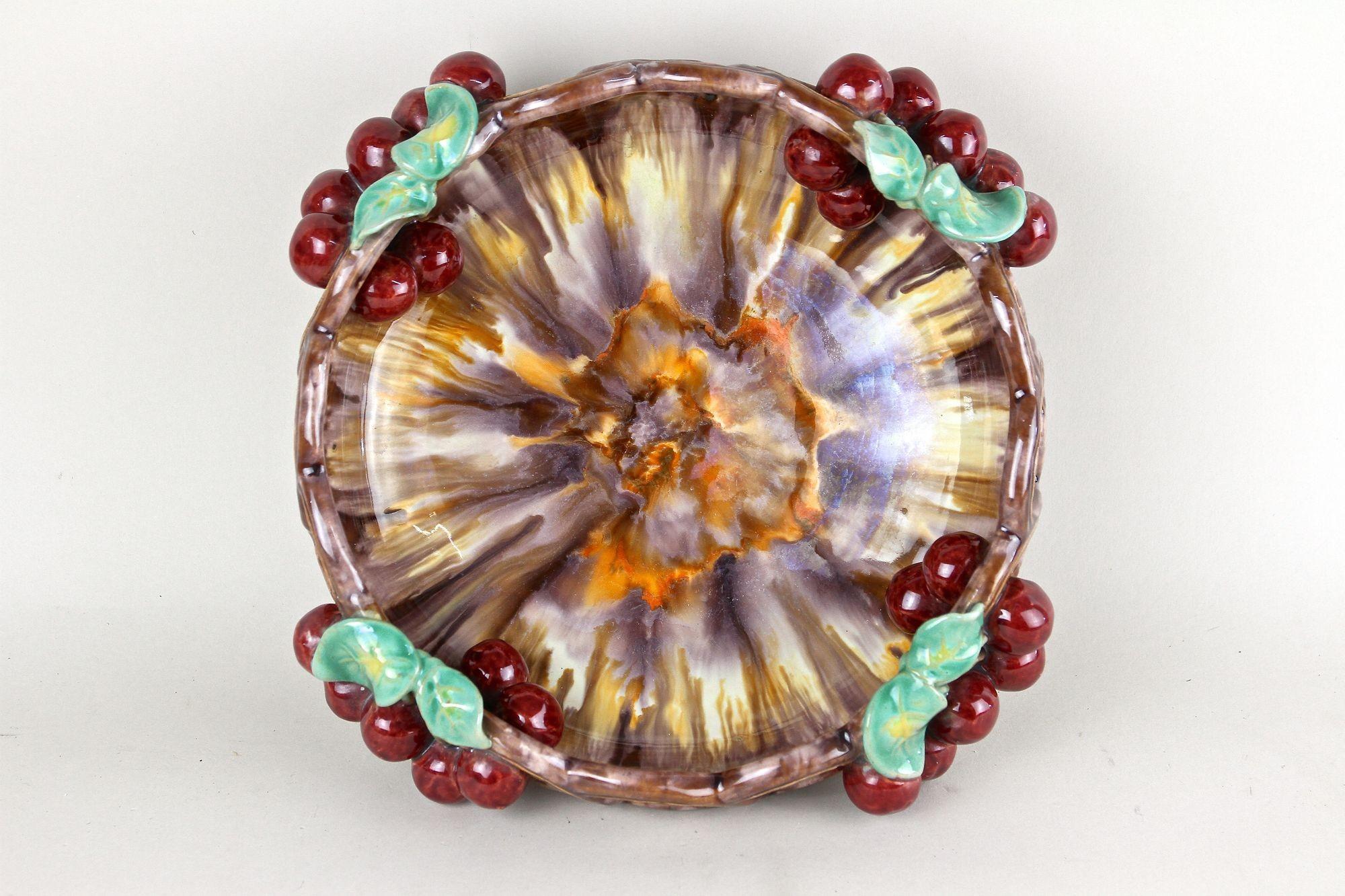 Bol en céramique du milieu du siècle avec cerises de St. Peter Ceramic, vers 1960 en vente 4