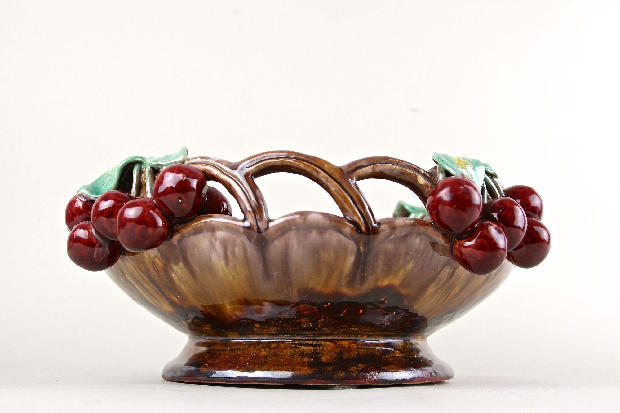 Bol en céramique du milieu du siècle avec cerises de St. Peter Ceramic, vers 1960 en vente 5