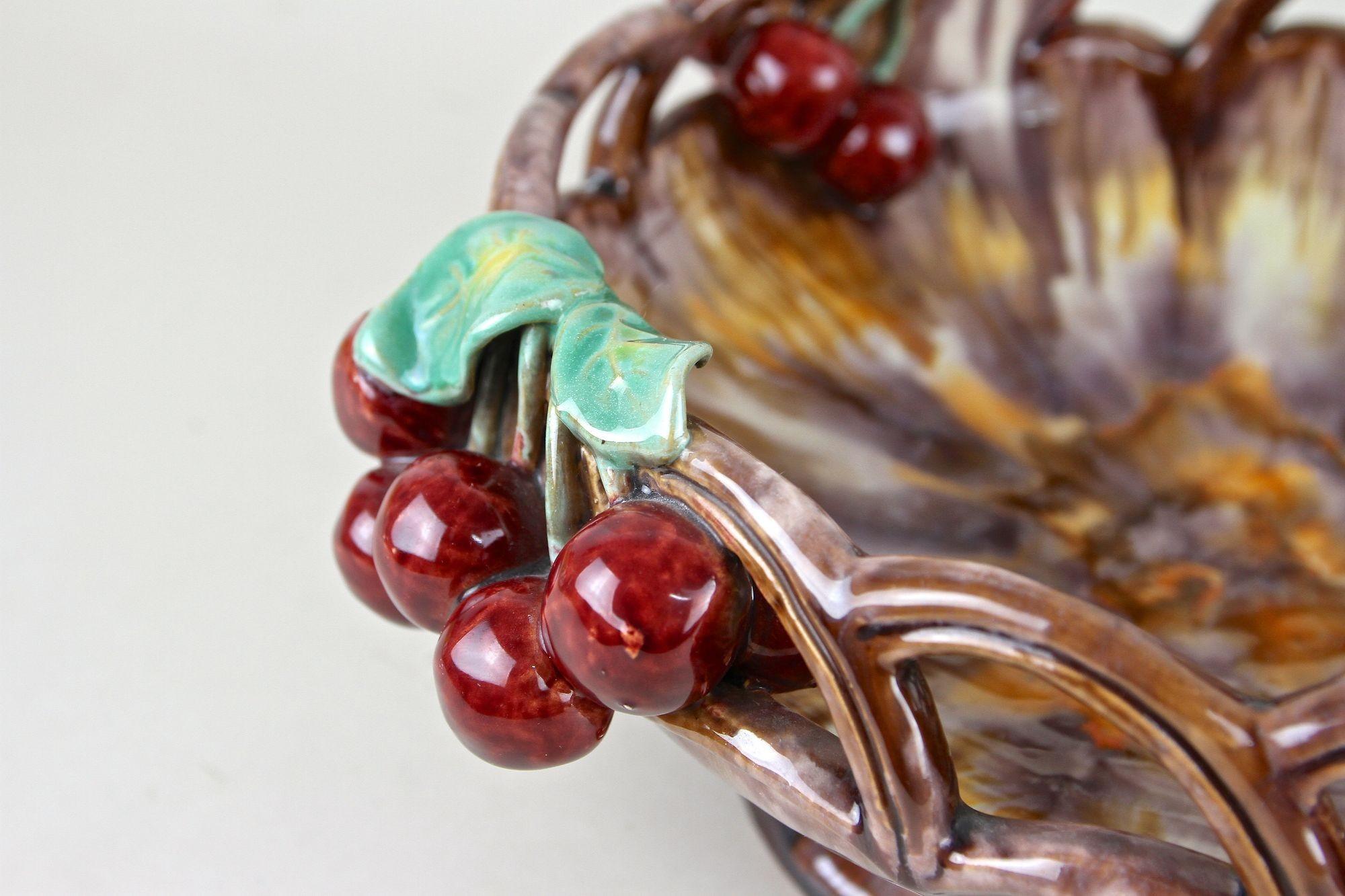 Bol en céramique du milieu du siècle avec cerises de St. Peter Ceramic, vers 1960 en vente 6