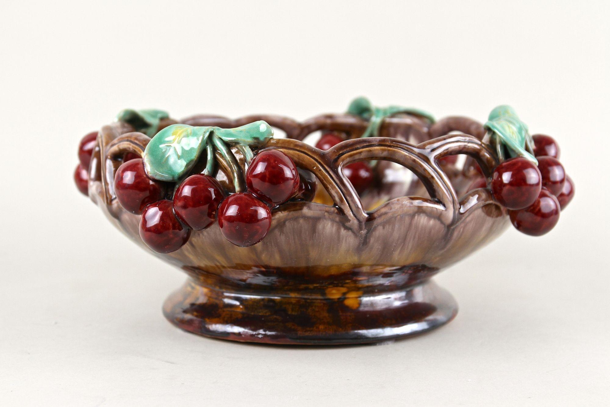 Mid-Century Modern Bol en céramique du milieu du siècle avec cerises de St. Peter Ceramic, vers 1960 en vente