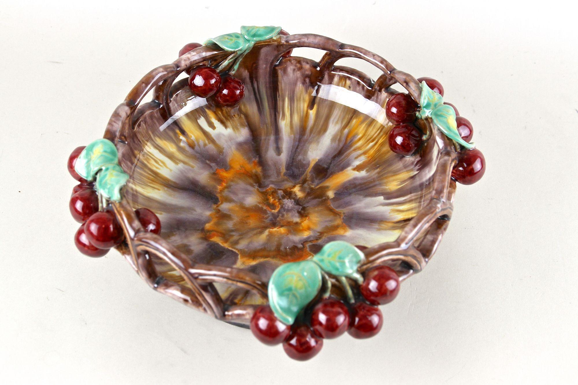 Autrichien Bol en céramique du milieu du siècle avec cerises de St. Peter Ceramic, vers 1960 en vente