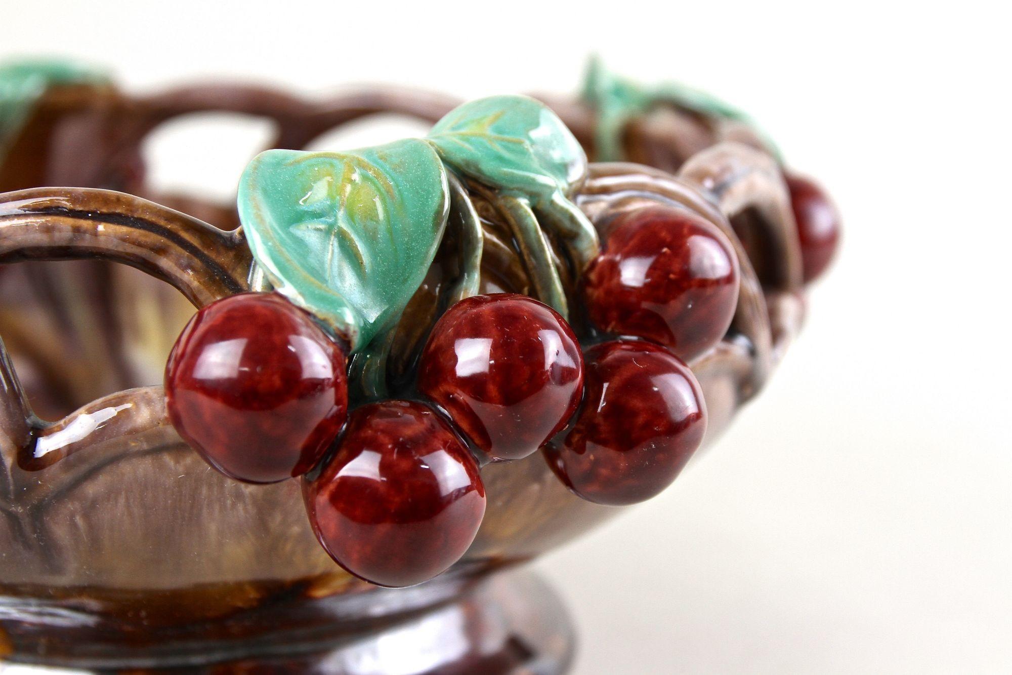 Vernissé Bol en céramique du milieu du siècle avec cerises de St. Peter Ceramic, vers 1960 en vente