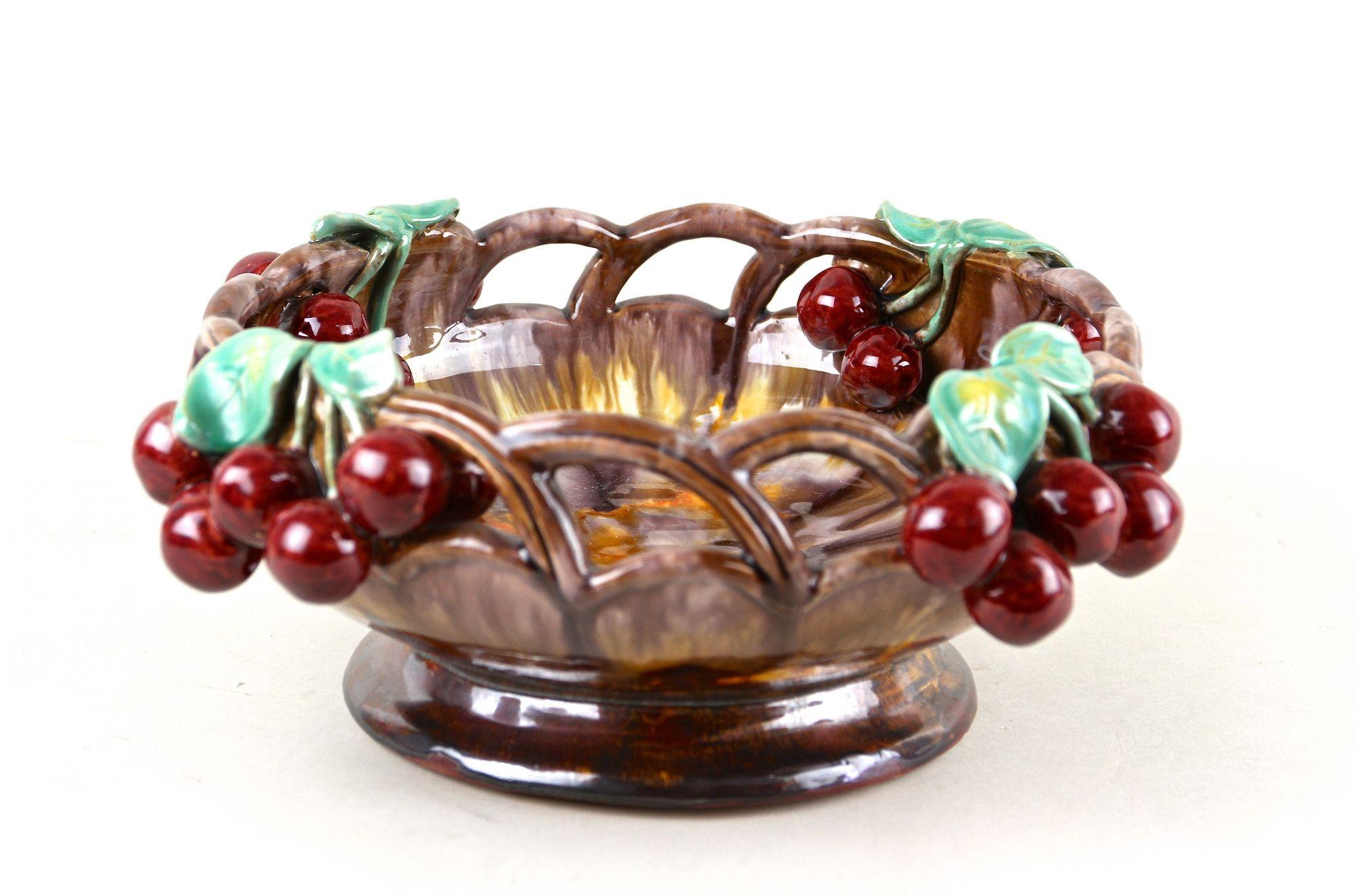 Bol en céramique du milieu du siècle avec cerises de St. Peter Ceramic, vers 1960 Bon état - En vente à Lichtenberg, AT