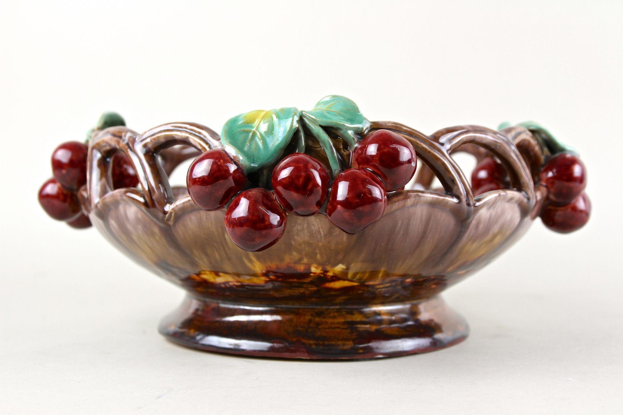 Céramique Bol en céramique du milieu du siècle avec cerises de St. Peter Ceramic, vers 1960 en vente