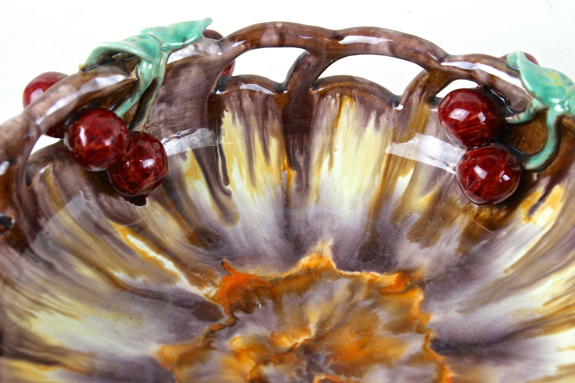 Bol en céramique du milieu du siècle avec cerises de St. Peter Ceramic, vers 1960 en vente 1