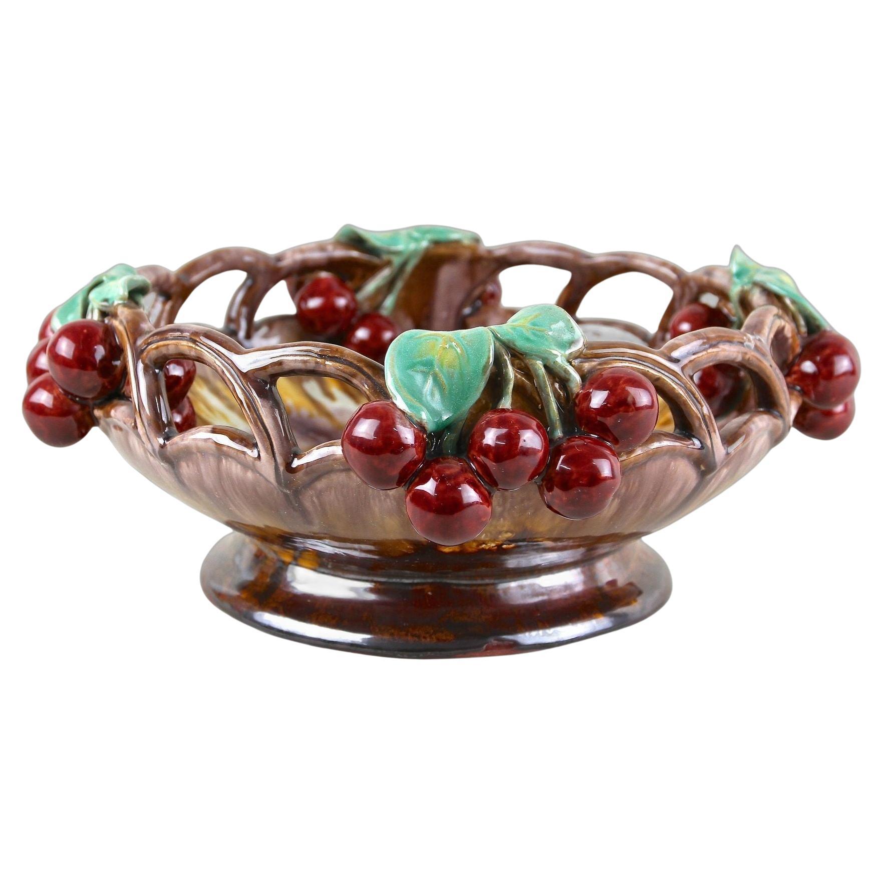 Bol en céramique du milieu du siècle avec cerises de St. Peter Ceramic, vers 1960 en vente