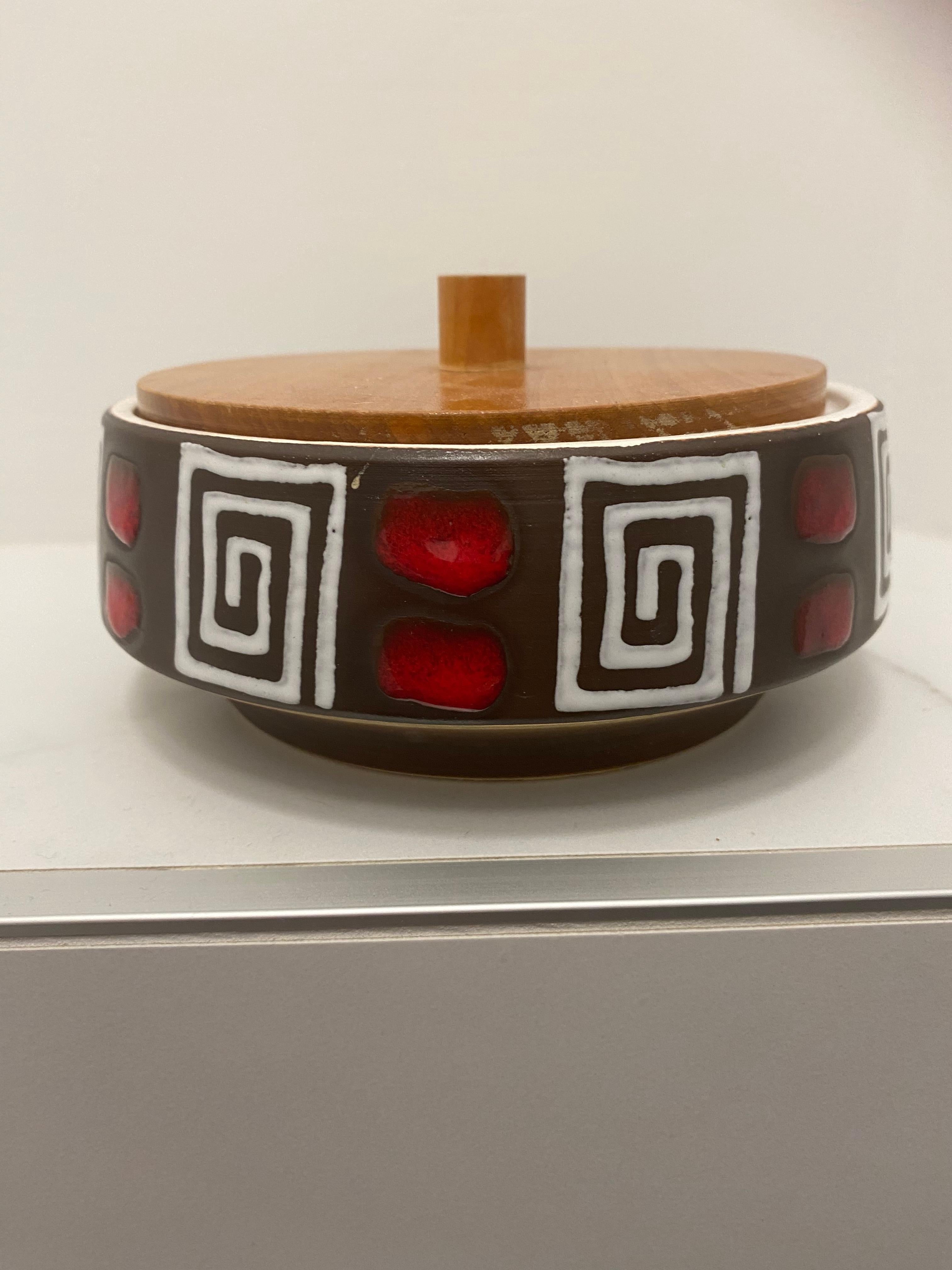 Mid-Century Modern Mid-Century Ceramic Bowl with wooden top For Sale