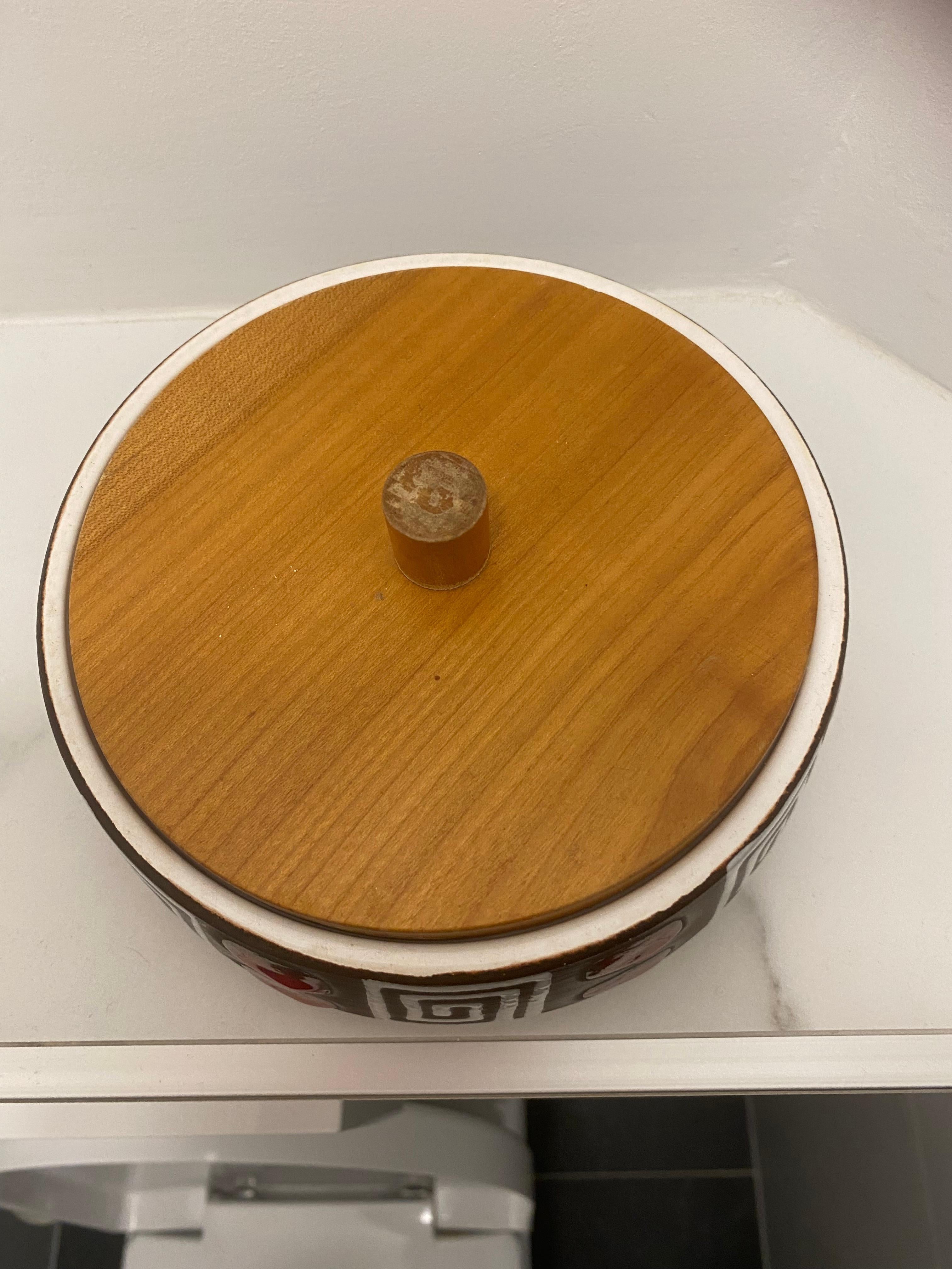 Mid-Century Ceramic Bowl with wooden top In Good Condition For Sale In Waddinxveen, ZH