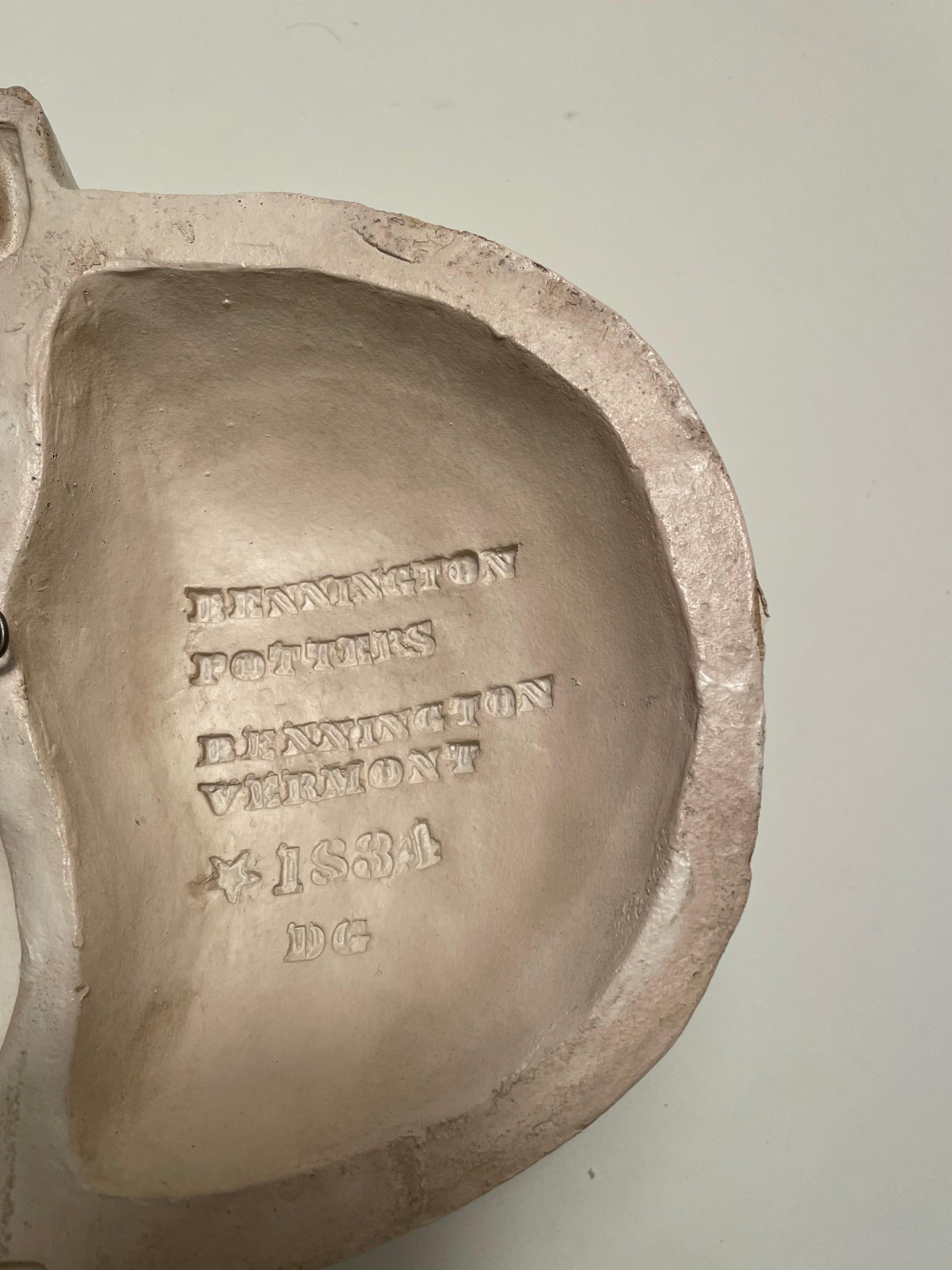 Américain Chapeau de bowleur suspendu en céramique du milieu du siècle dernier de l'artiste David Gil en vente