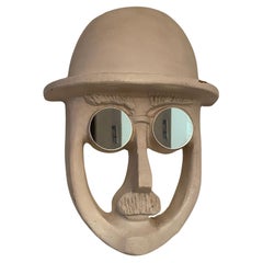 Scultura da parete appesa "Bowler Hat" in ceramica del Mid Century dell'artista David Gil