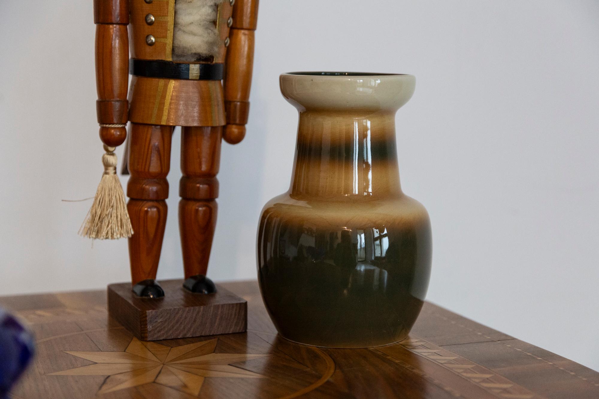 A lovely Mid-Century Modern beige ceramic pot from the 1960s.
Original vintage very good condition. Only one unique piece. Signed 