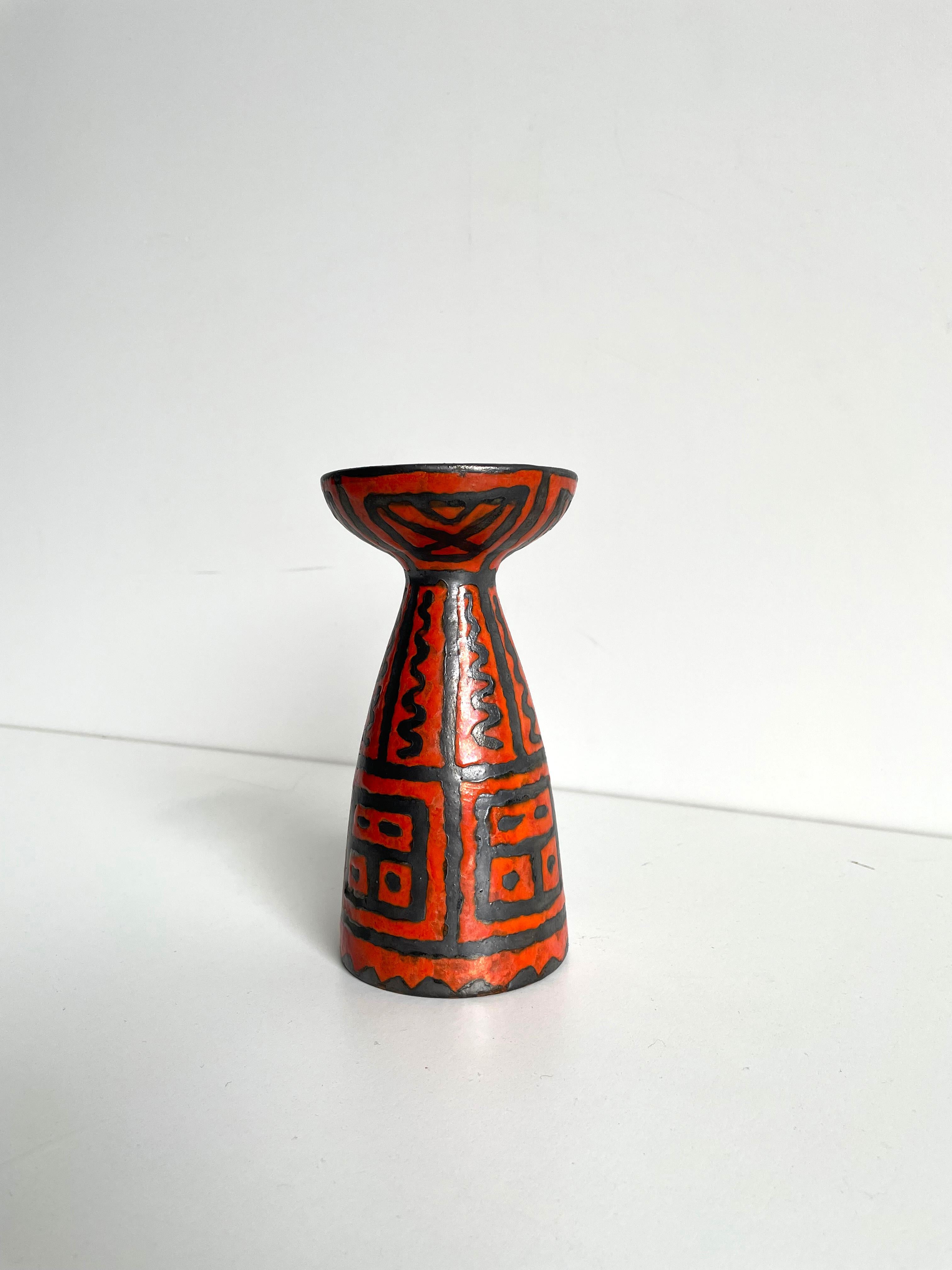 Vintage ceramic candlestick holder with beautiful red glaze and black painted abstract decorations

Age: 1960s

Condition: pristine condition

Size: 17.4 x 9.2 x 9.2 cm (H/W/D), diameter of the candlestick 3 cm.
Weight: 0.55 kg.