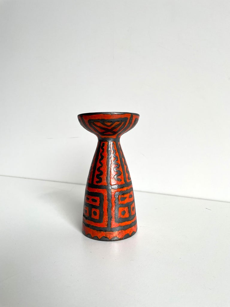 Vintage ceramic candlestick holder with beautiful red glaze and black painted abstract decorations

Age: 1960s

Condition: pristine condition

Size: 17.4 x 9.2 x 9.2 cm (H/W/D), diameter of the candlestick 3 cm.
Weight: 0.55 kg.