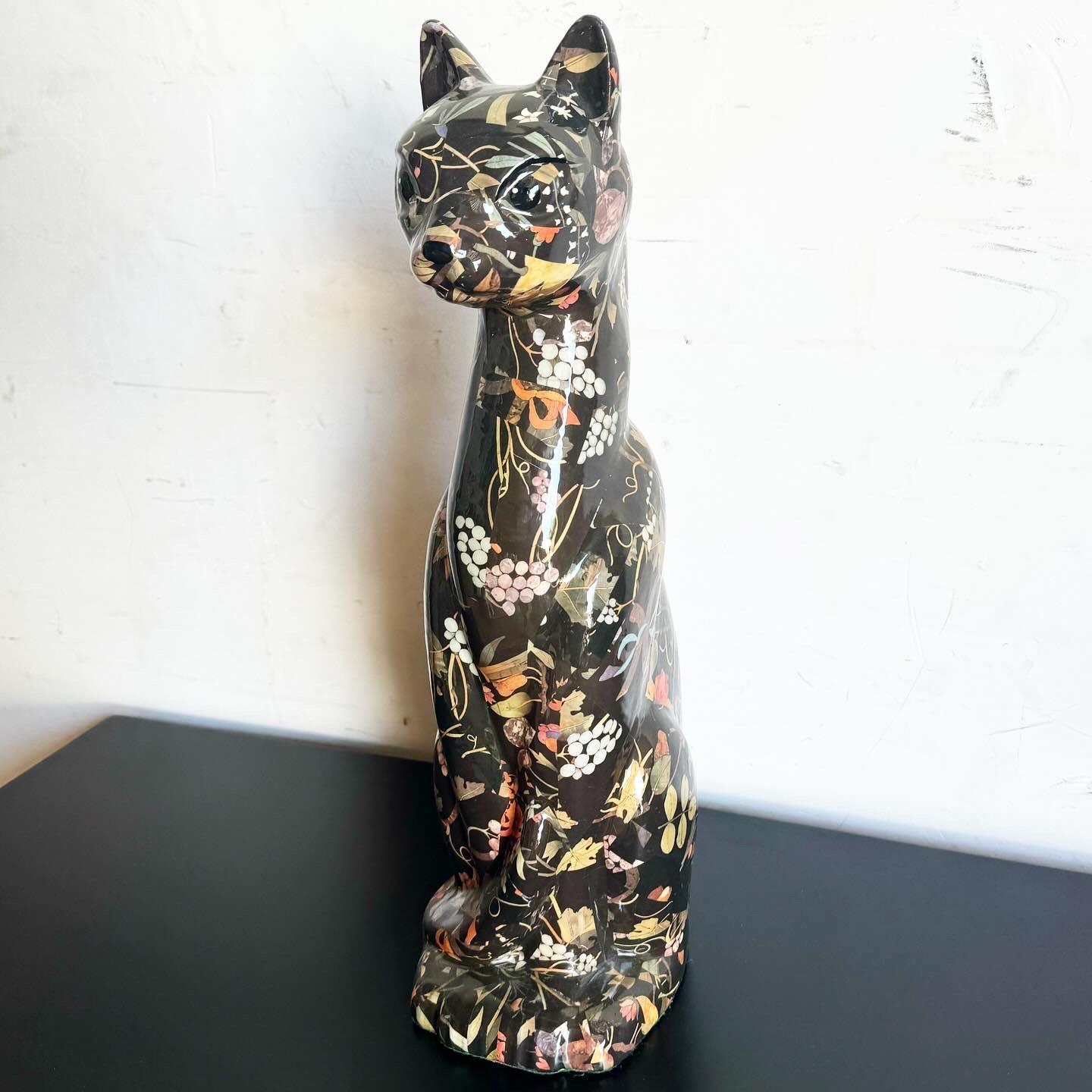 Aggiungi un tocco nostalgico al tuo arredamento con questa statuetta di gatto in ceramica del Mid Century con finitura a motivi foliage. Influenzata dal design di metà secolo, questa affascinante statuetta combina l'estro con la raffinatezza. Il