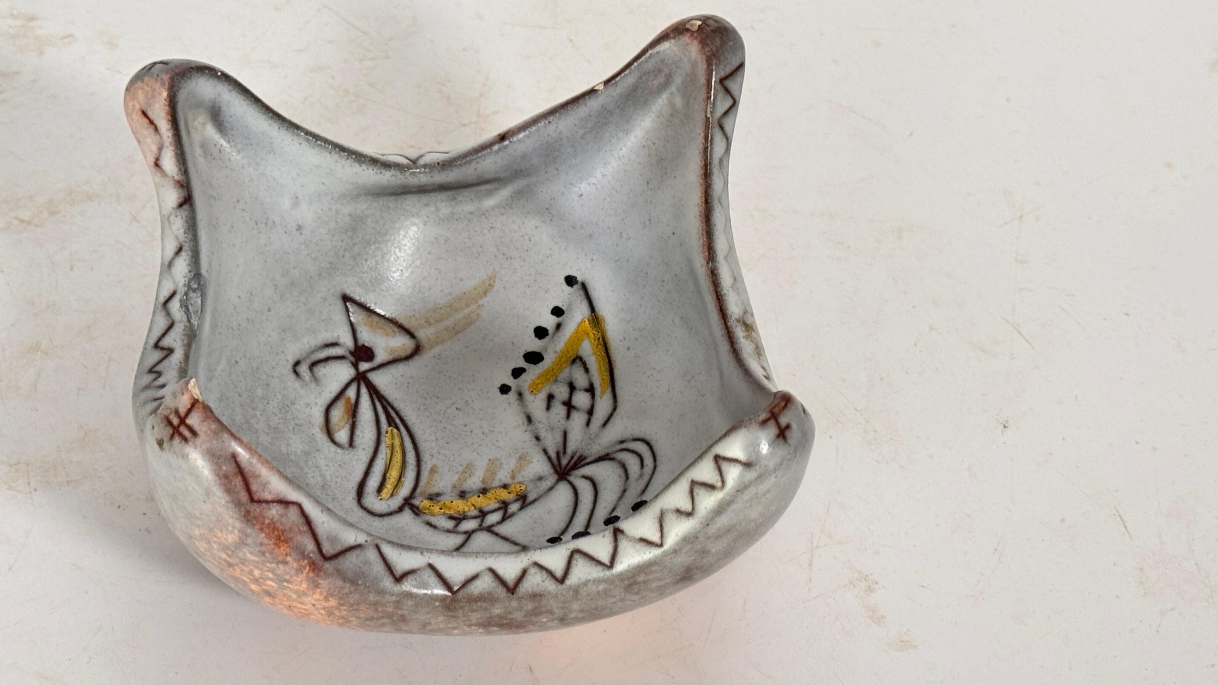 Mid-Century moderno Piatto da portata in ceramica di metà secolo con motivo di gallo - Piatto decorativo francese del 1960 in vendita