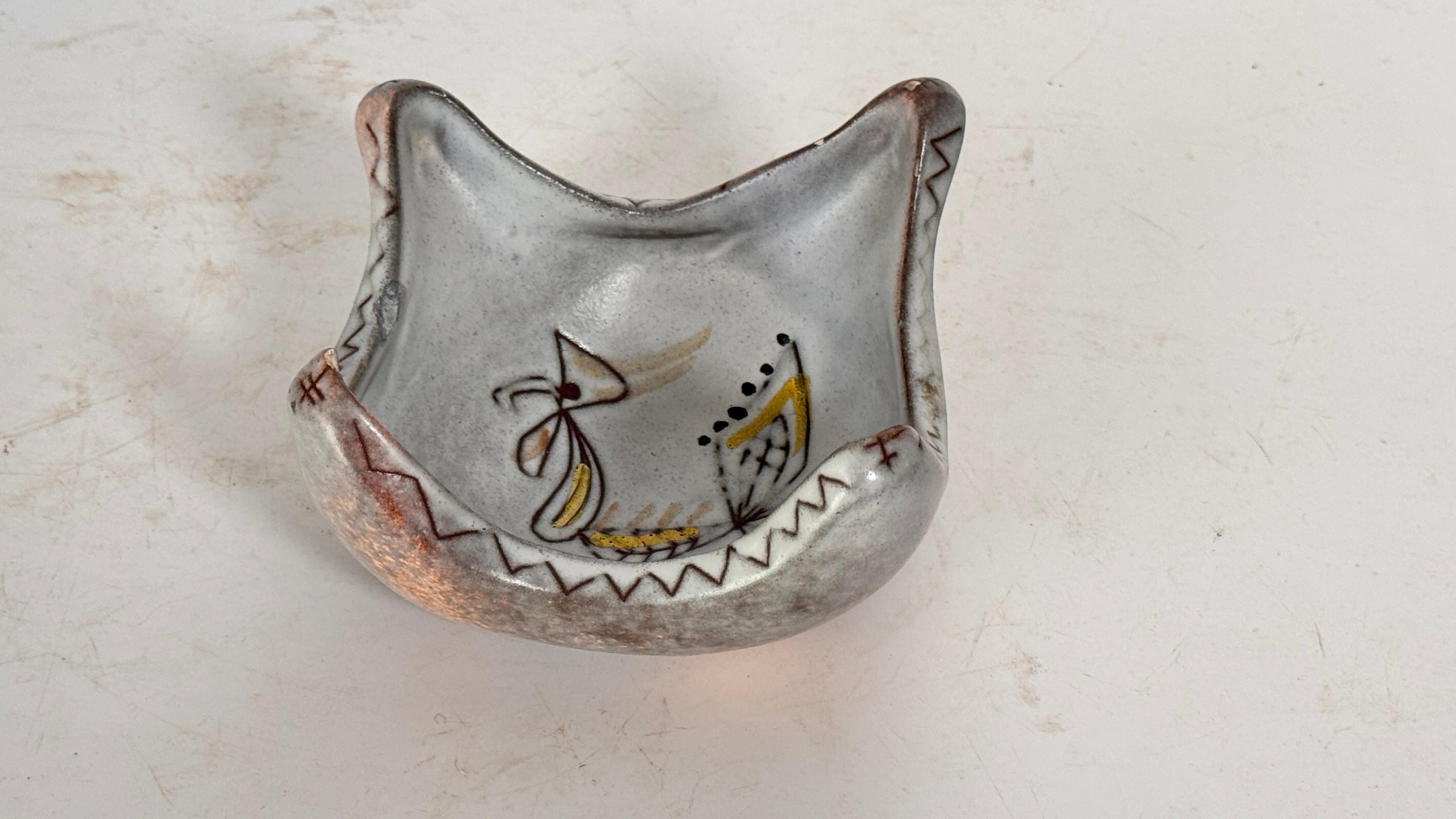 Piatto da portata in ceramica di metà secolo con motivo di gallo - Piatto decorativo francese del 1960 In condizioni buone in vendita a Auribeau sur Siagne, FR
