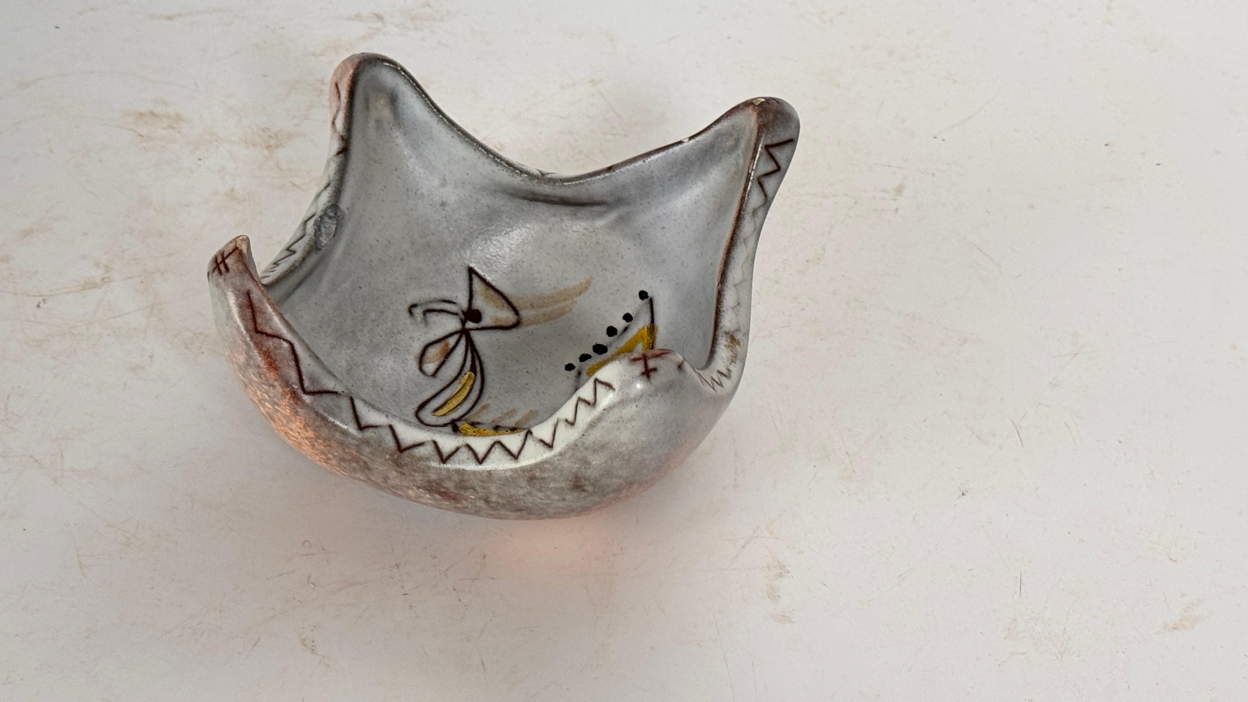 Metà XX secolo Piatto da portata in ceramica di metà secolo con motivo di gallo - Piatto decorativo francese del 1960 in vendita