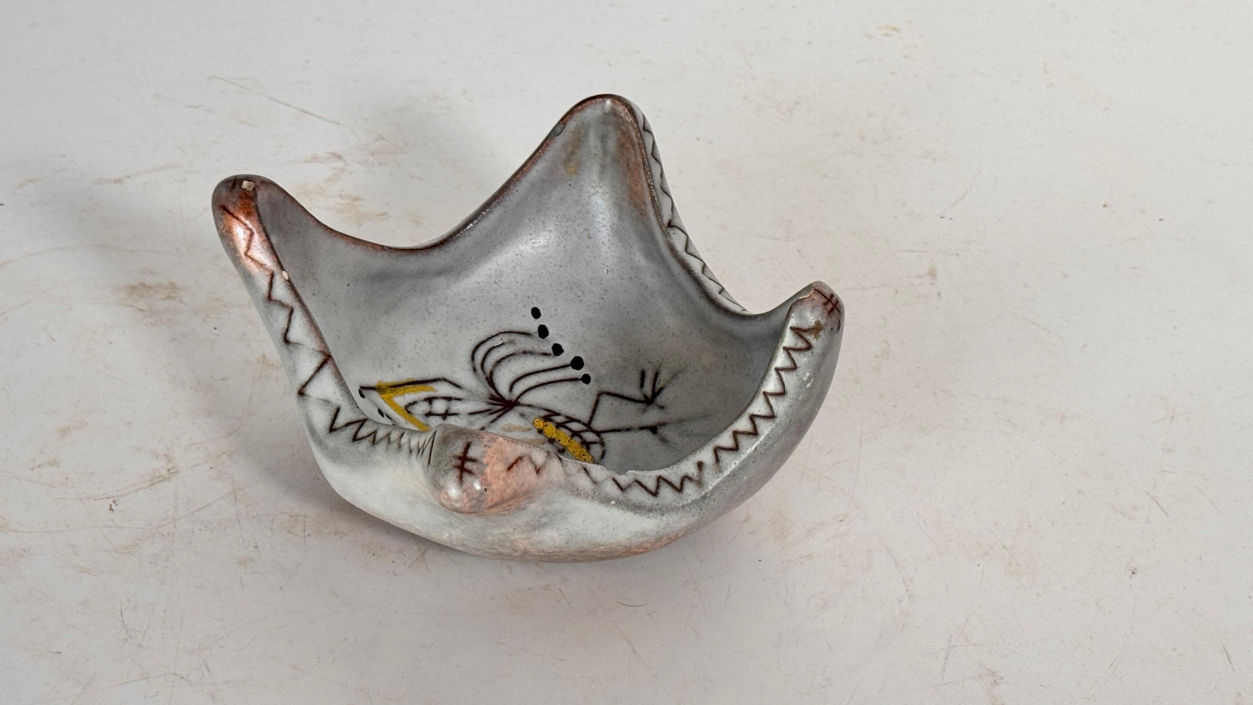 Ceramica Piatto da portata in ceramica di metà secolo con motivo di gallo - Piatto decorativo francese del 1960 in vendita