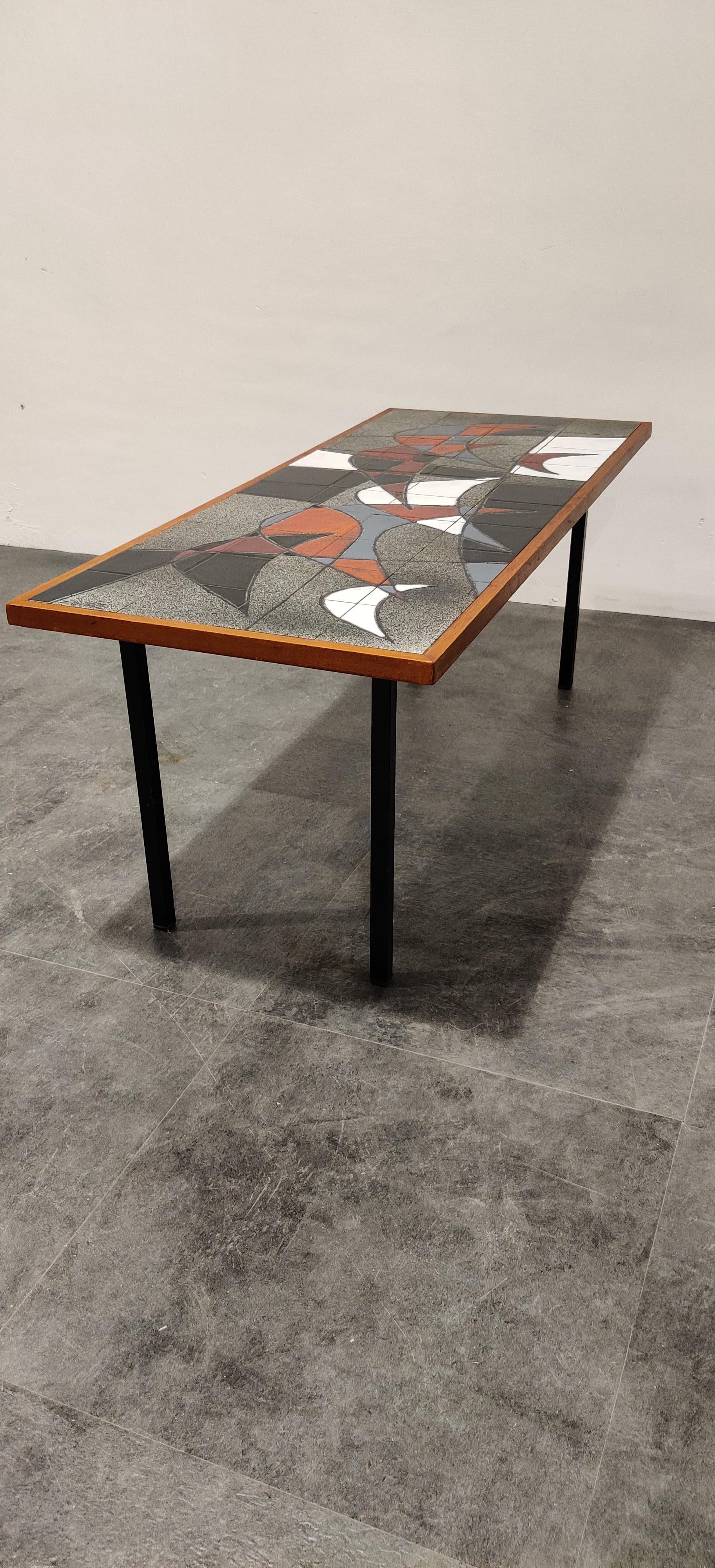 Stricking midcentury coffee table with a ceramic tiled top and a metal frame.

The table is signed by Vigneron.

Attractive colors and design.

Good condition.

1960s, Belgium

Good condition, minimal wear on the