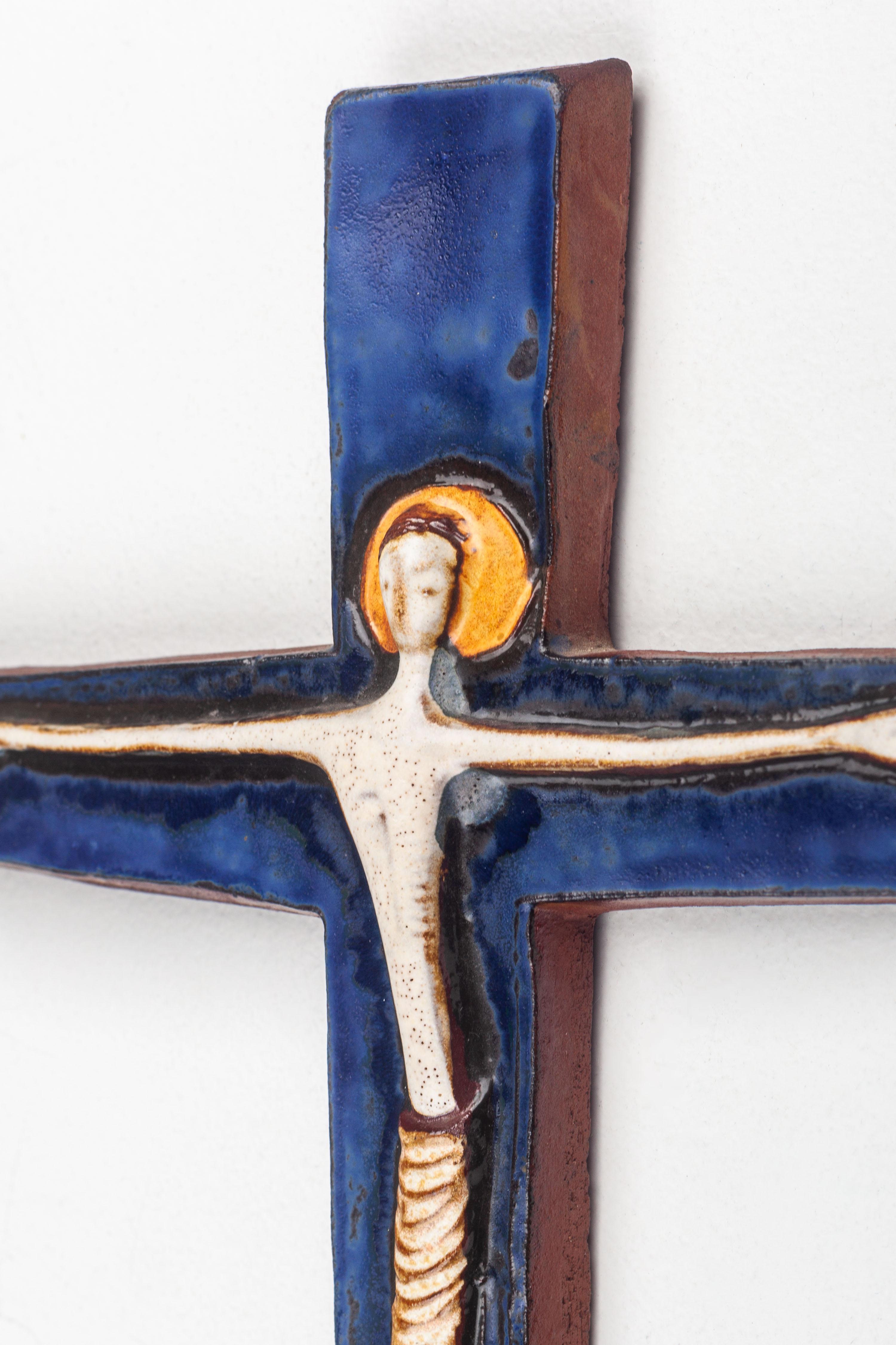 Mid-Century Ceramic Crucifix with Cobalt Glaze For Sale 4