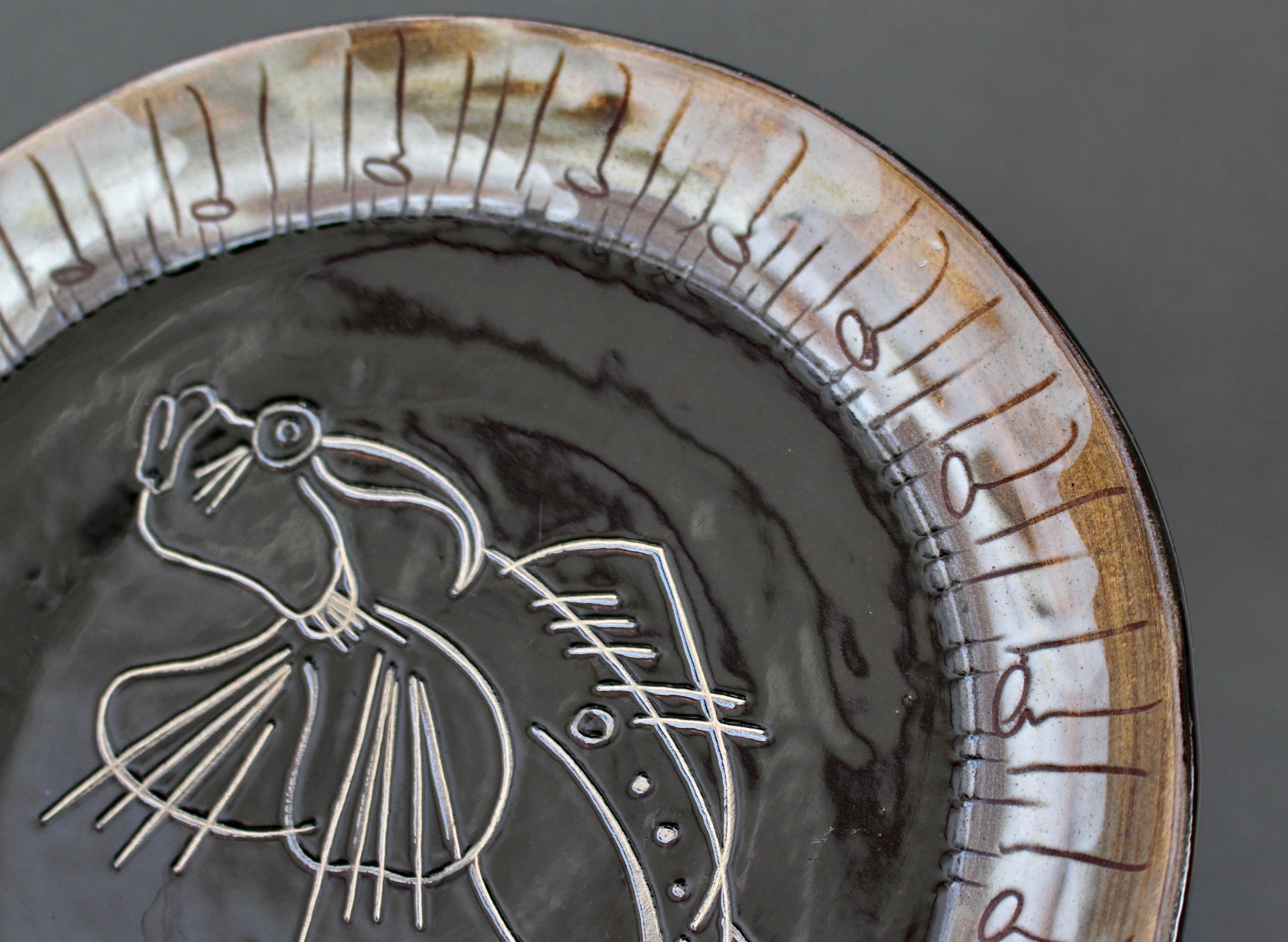 Dekorativer Teller aus Keramik aus der Mitte des Jahrhunderts von Claude Vayssier für Atelier Cerenne (Mitte des 20. Jahrhunderts) im Angebot