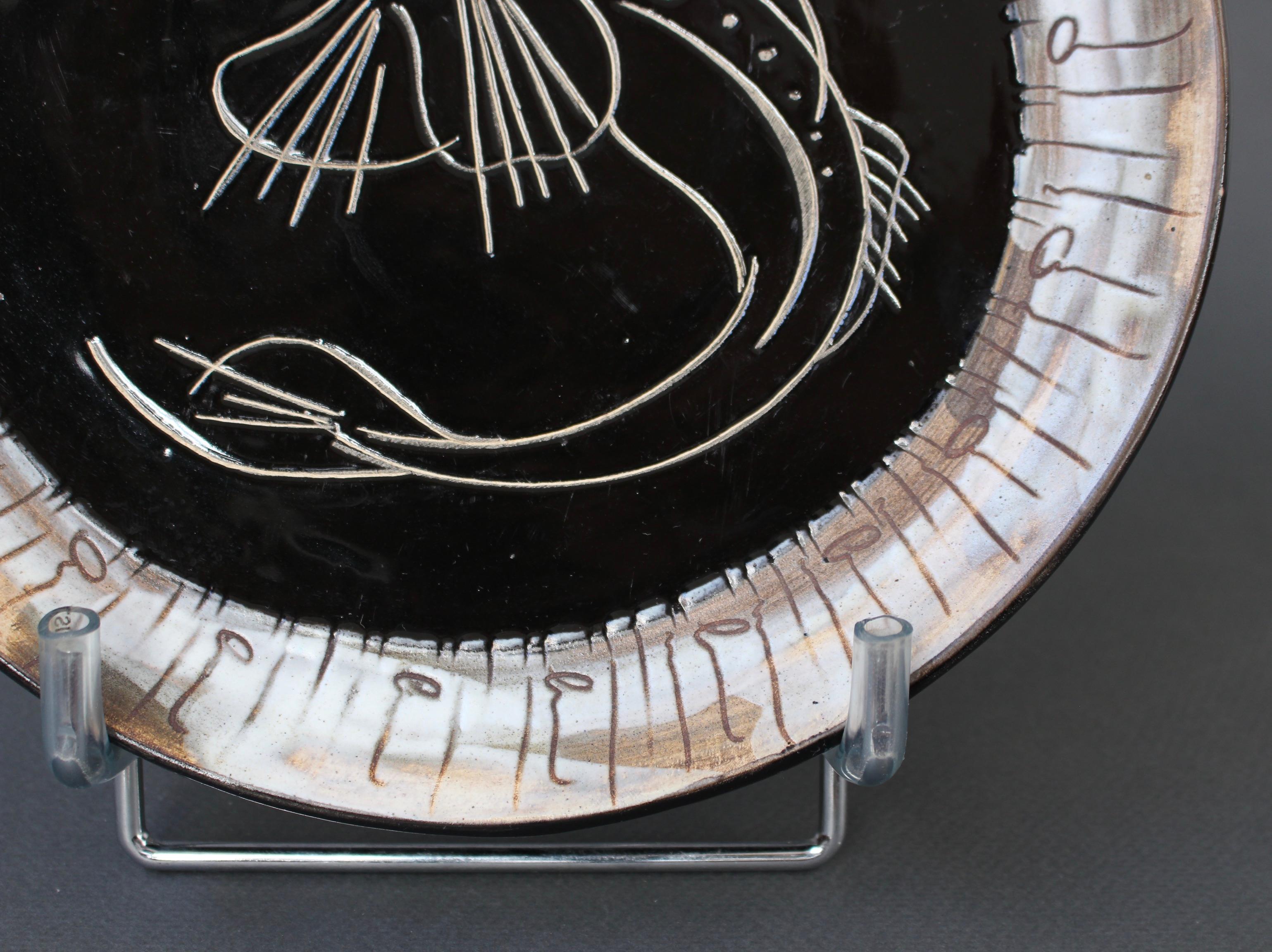 Dekorativer Teller aus Keramik aus der Mitte des Jahrhunderts von Claude Vayssier für Atelier Cerenne im Angebot 1