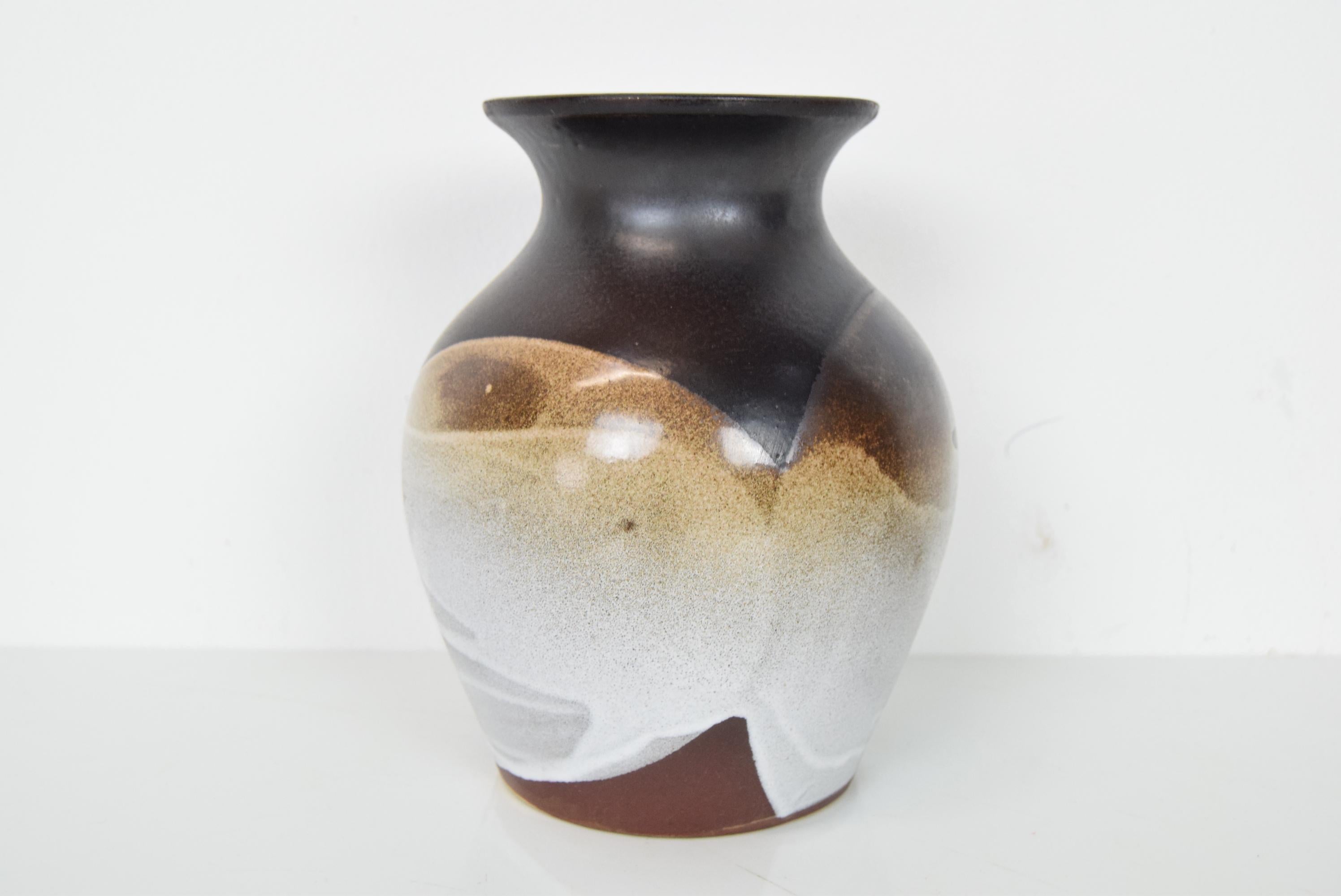 Tchèque Vase décoratif en céramique du milieu du siècle, années 1960.  en vente