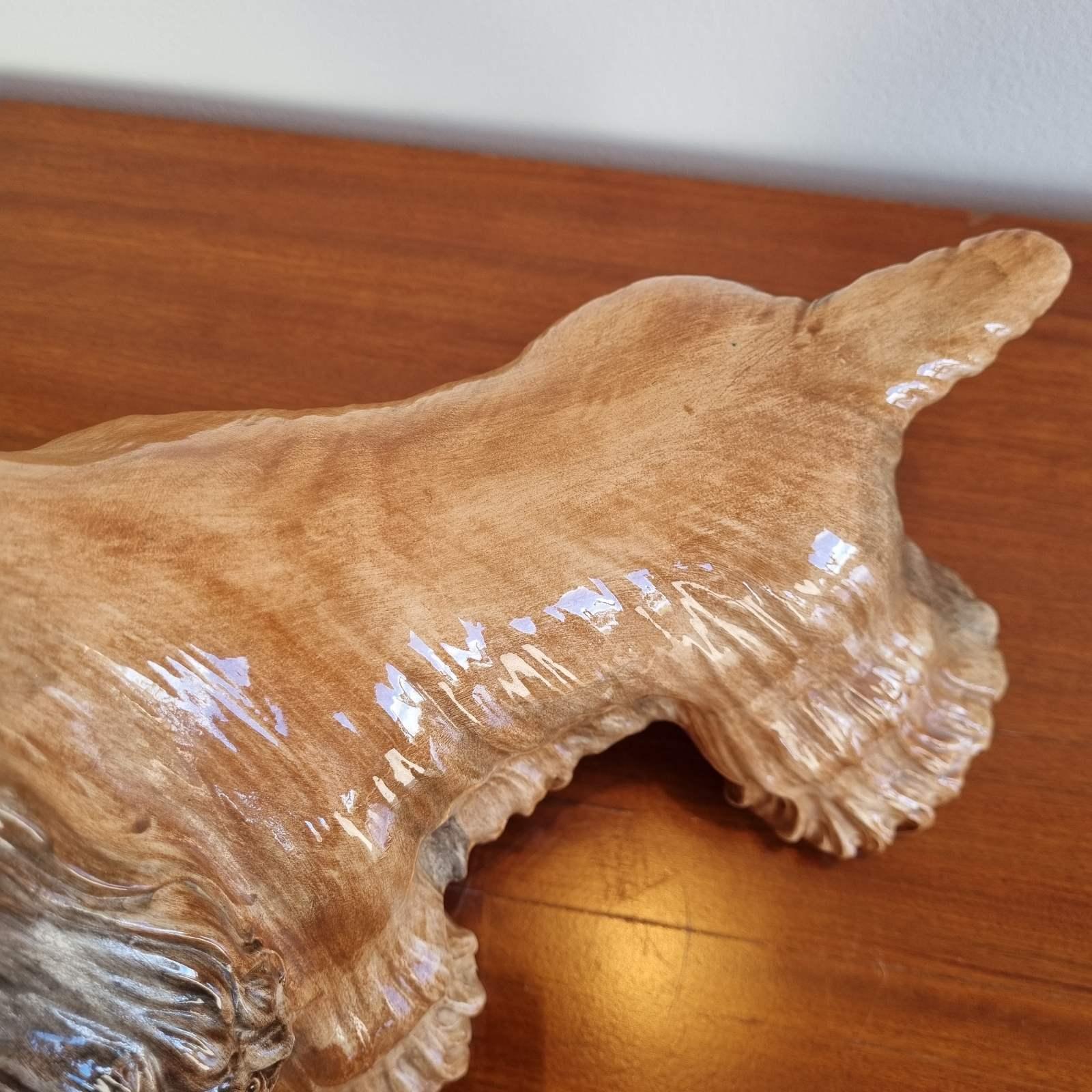 Estatua de perro de cerámica de mediados de siglo, firmada A/7483 C.S.M. Italy años 80 en venta 4