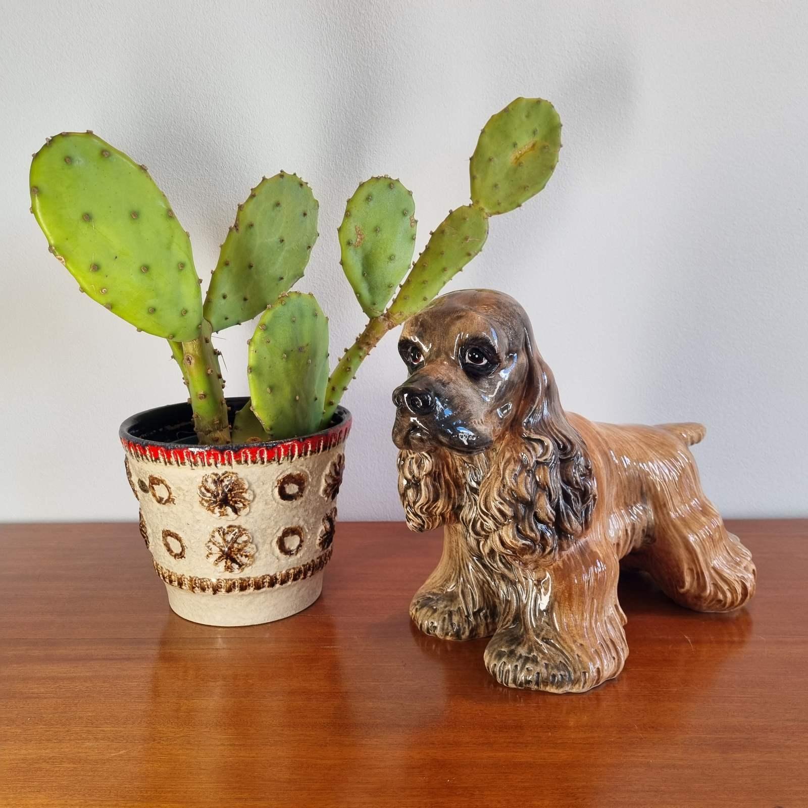Estatua de perro de cerámica de mediados de siglo, firmada A/7483 C.S.M. Italy años 80 en venta 5
