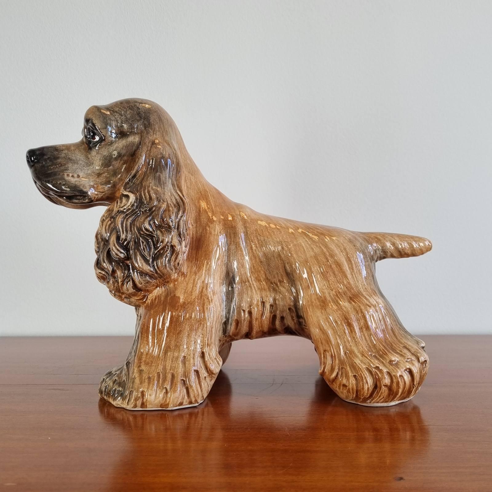 Estatua de perro de cerámica de mediados de siglo, firmada A/7483 C.S.M. Italy años 80 Moderno de mediados de siglo en venta