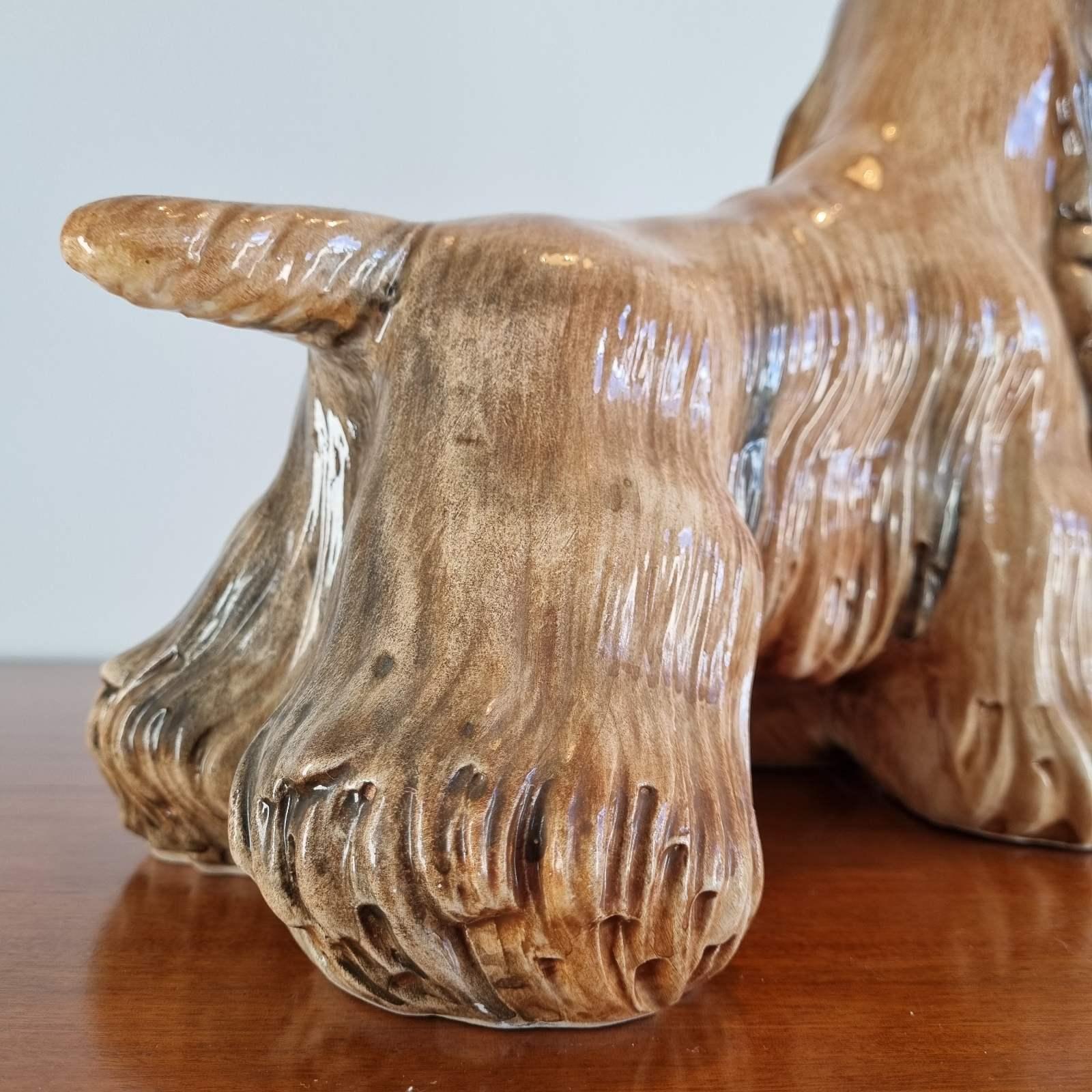 Estatua de perro de cerámica de mediados de siglo, firmada A/7483 C.S.M. Italy años 80 en venta 2