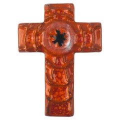 Europäisches Keramik-Kruzifix aus der Jahrhundertmitte, orangefarbenes Netz, schwarz, 1970er Jahre