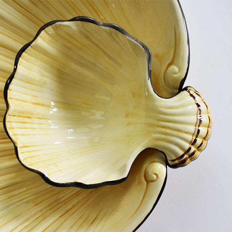 Plato de Concha de Almeja Fitz and Floyd de Cerámica de Mediados de Siglo en Amarillo y Negro Estadounidense en venta