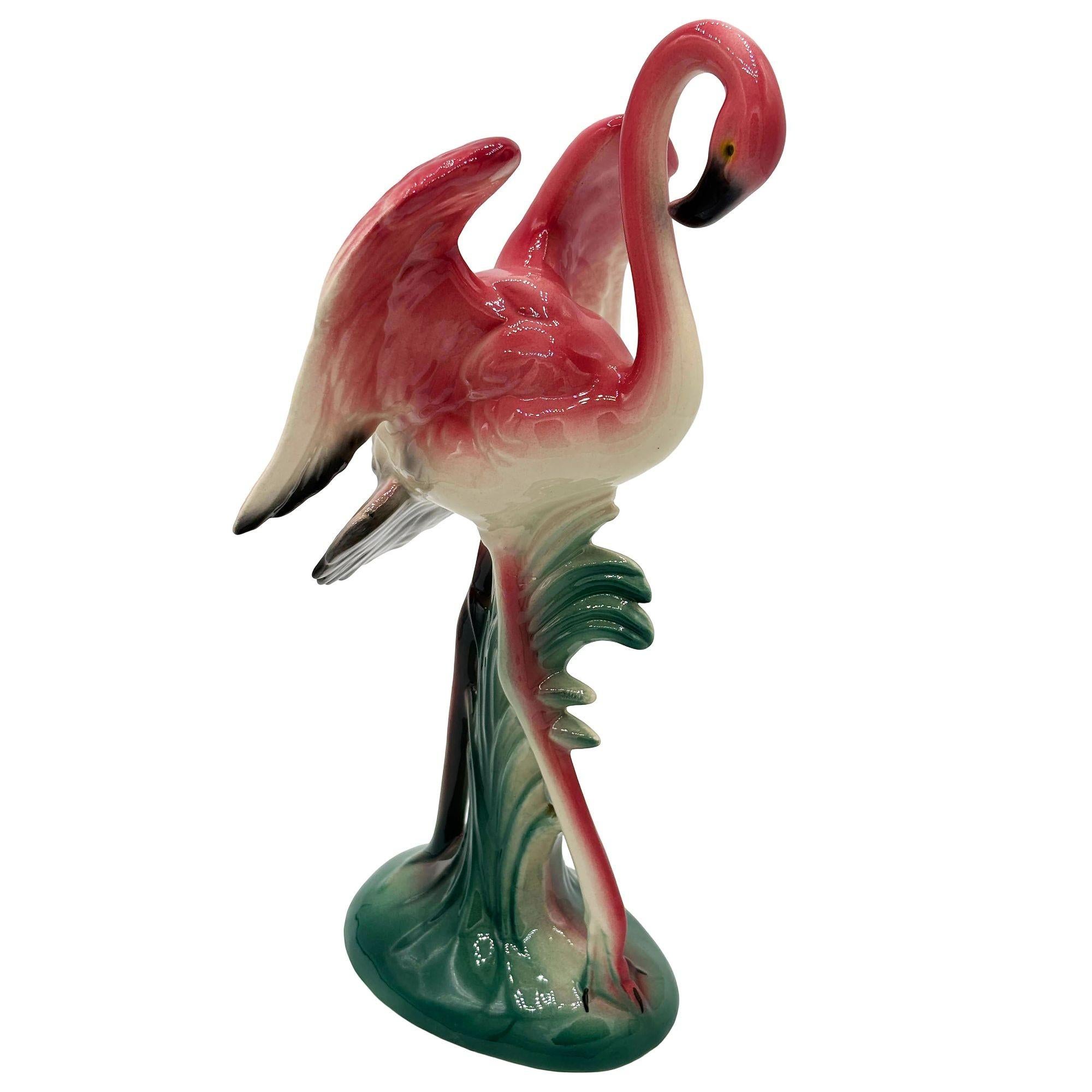 Ensemble de figurines de flamant rose en céramique du milieu du siècle dans un plateau en forme d'étang tropical par Maddux en vente 4