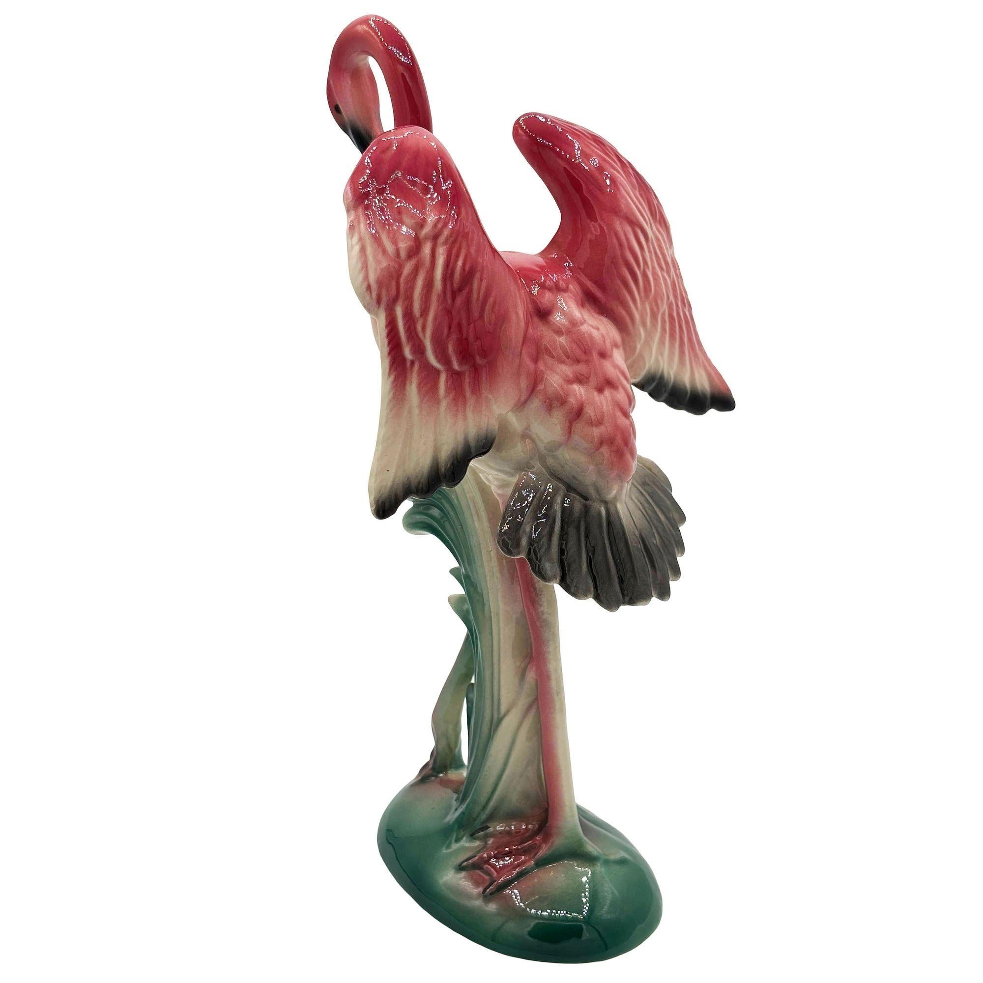 Ensemble de figurines de flamant rose en céramique du milieu du siècle dans un plateau en forme d'étang tropical par Maddux en vente 6