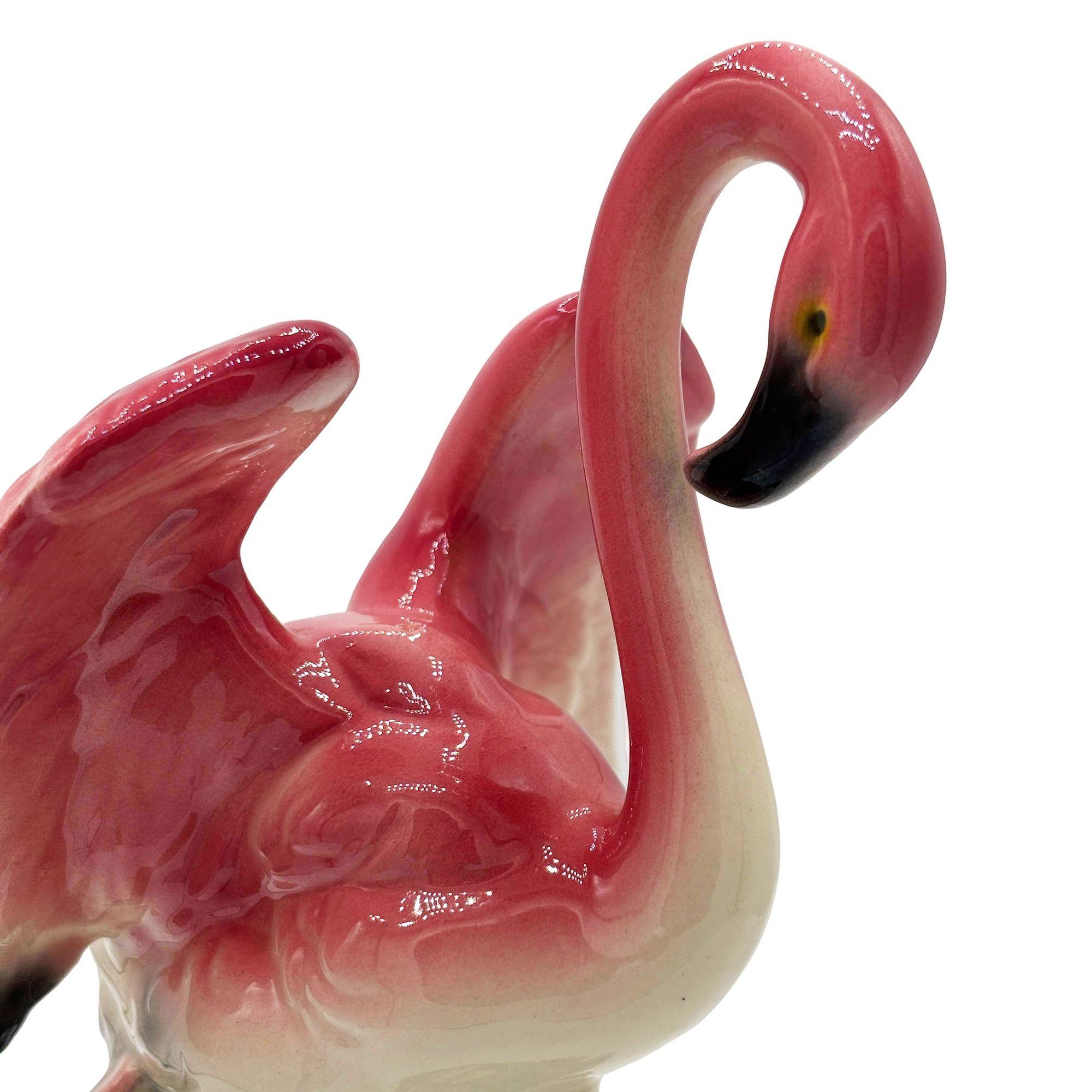 Ensemble de figurines de flamant rose en céramique du milieu du siècle dans un plateau en forme d'étang tropical par Maddux en vente 8