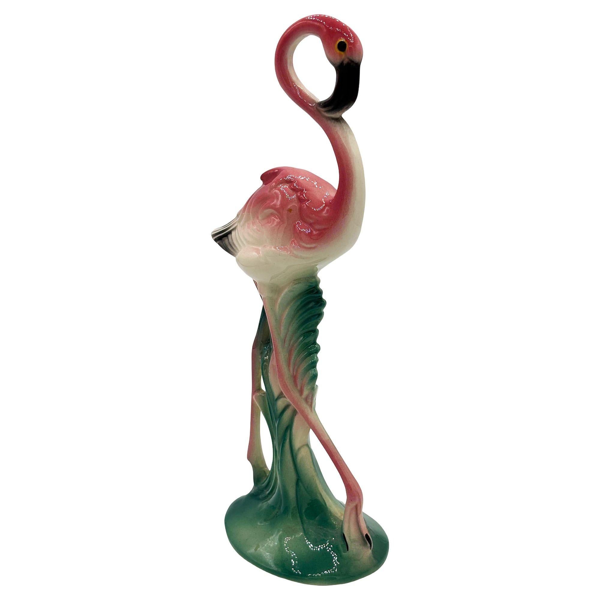 Ensemble de figurines de flamant rose en céramique du milieu du siècle dans un plateau en forme d'étang tropical par Maddux en vente 9