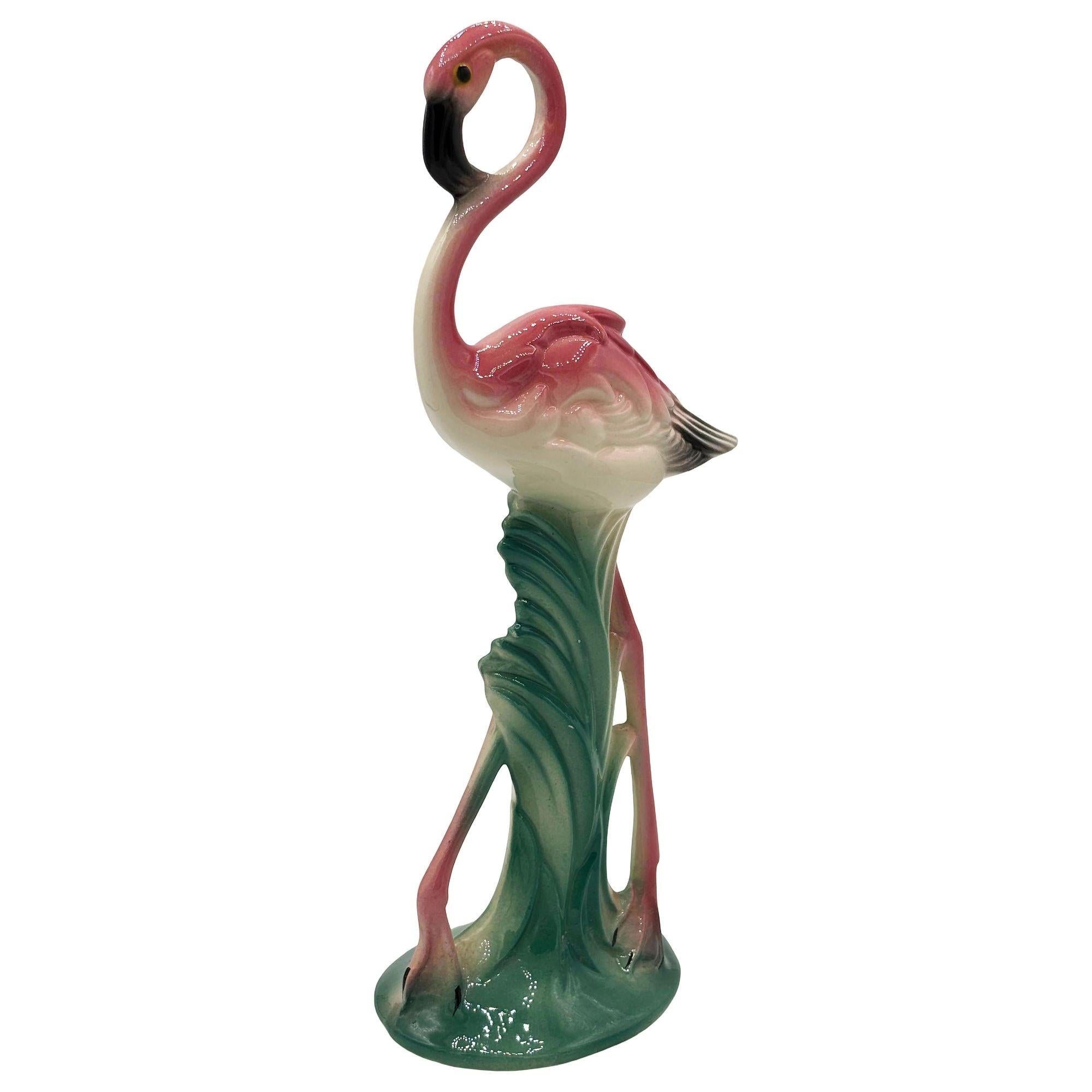Ensemble de figurines de flamant rose en céramique du milieu du siècle dans un plateau en forme d'étang tropical par Maddux en vente 10