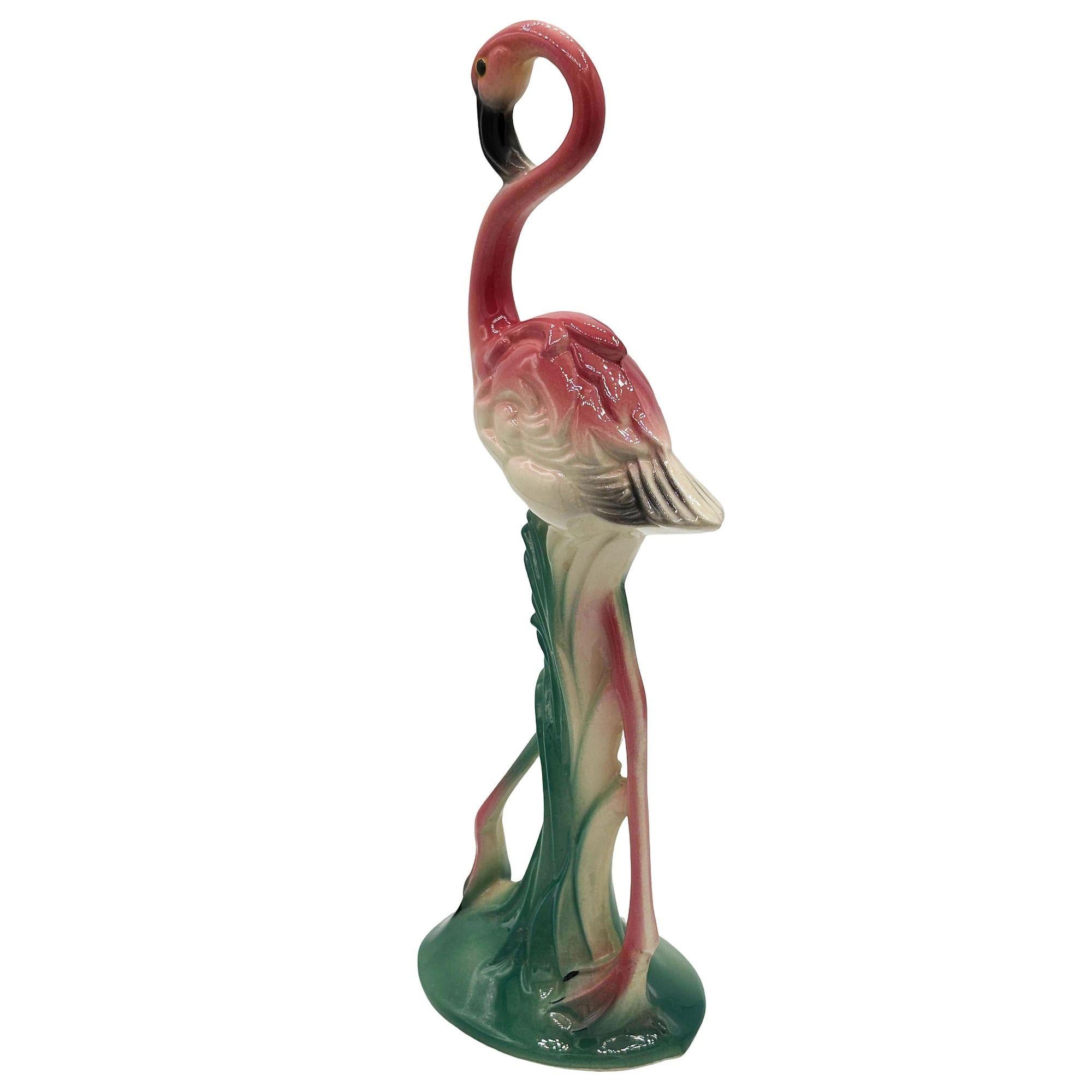 Ensemble de figurines de flamant rose en céramique du milieu du siècle dans un plateau en forme d'étang tropical par Maddux en vente 11